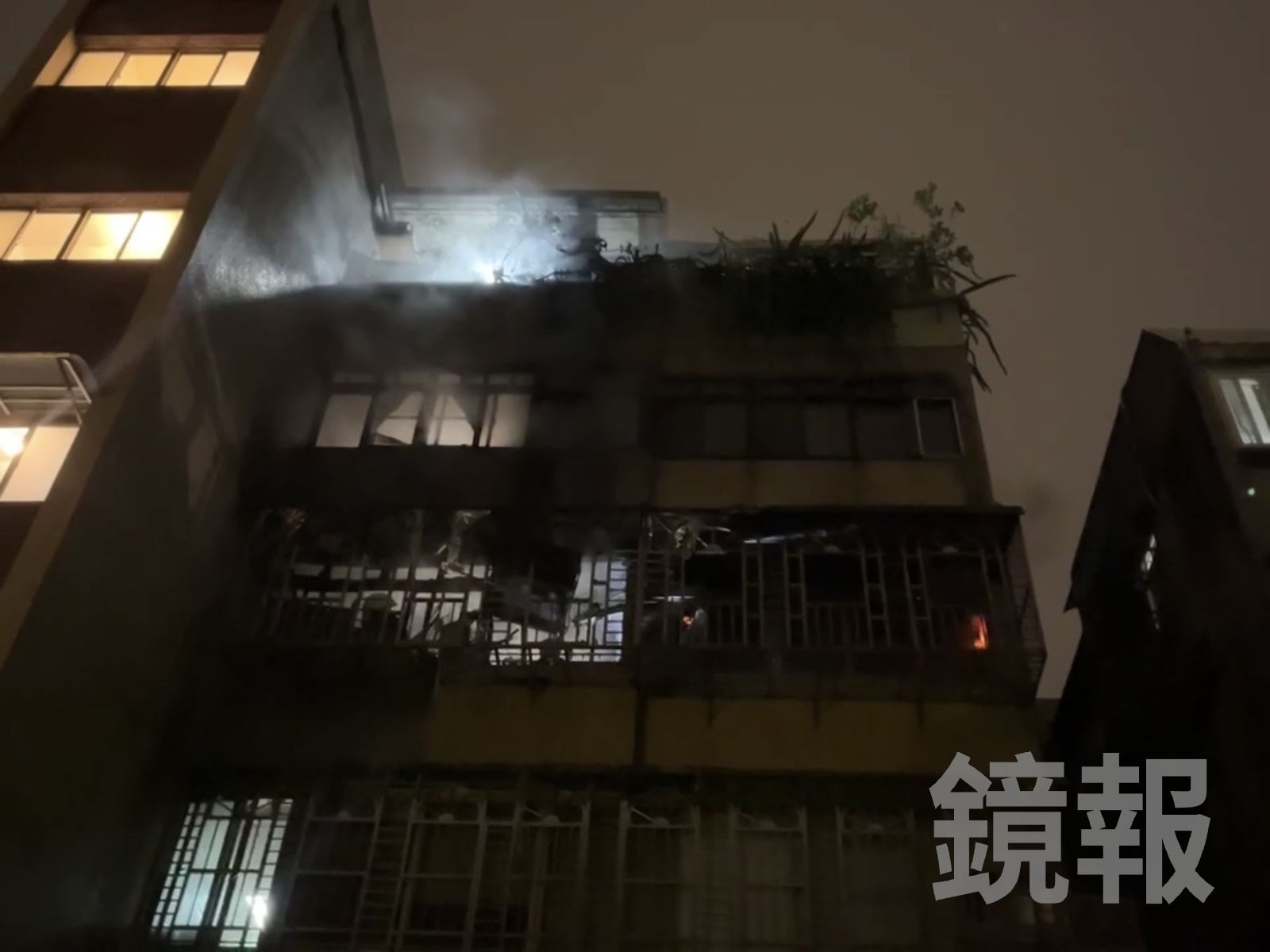 萬華凌晨惡火!公寓4樓竄濃煙 住戶睡夢中嚇醒...64警消急救援
