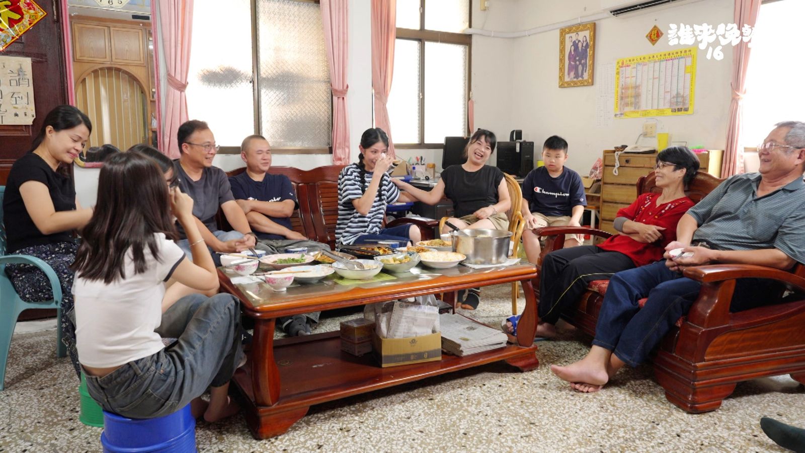 李千娜（中）談起曾是921地震災民經歷忍不住鼻酸。公共電視提供