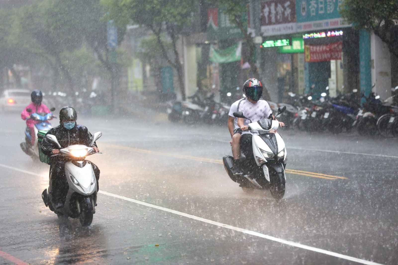 約好的？路上一堆騎士穿同款雨衣　他讚2大優點：1套穿10年
