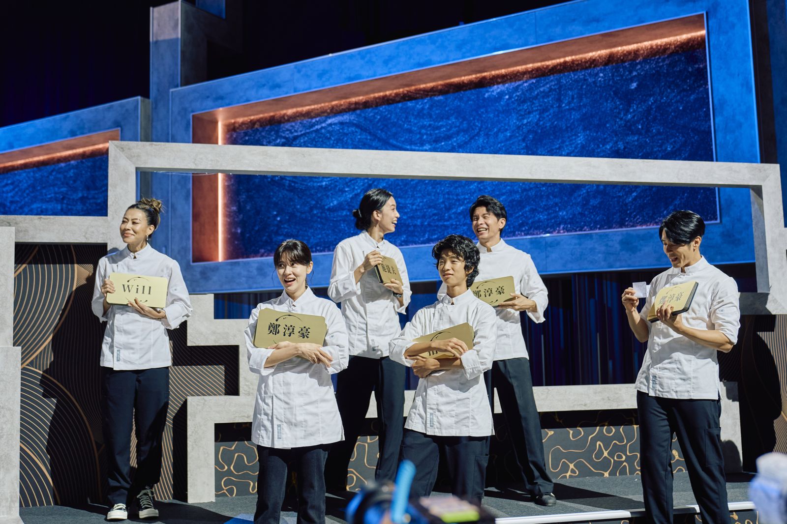 明星廚助選夥伴修羅場，蔡詩芸（左起）、林予晞、陳庭妮、白潤音、姚淳耀、胡宇威。華視提供