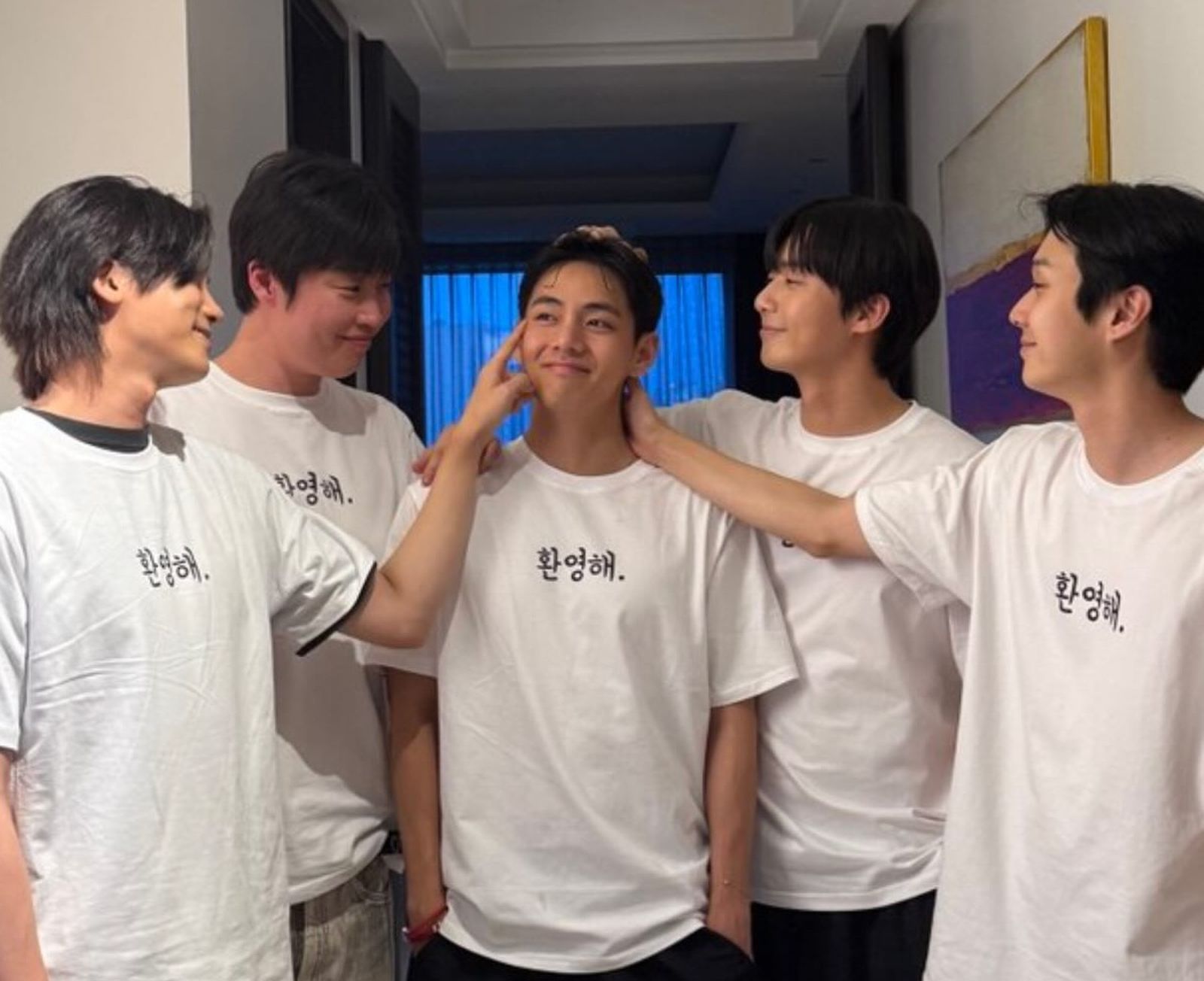 Wooga男神至親團幫BTS成員V接風! 朴敘俊:王者歸來