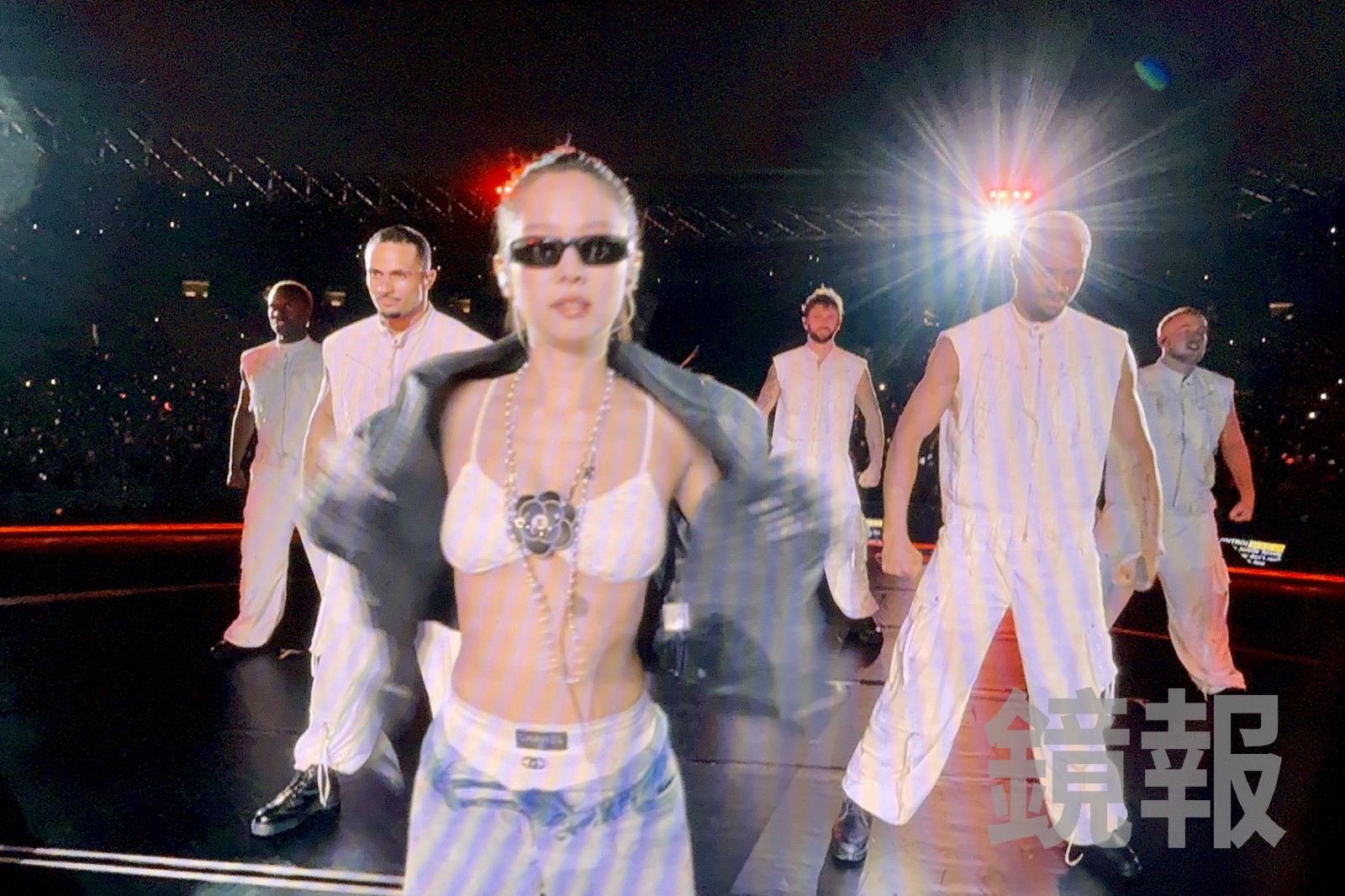 直擊/辣爆 !Jennie脫到剩Bra Rosé嗑鹽酥雞揪5萬人合唱〈APT.〉超震撼