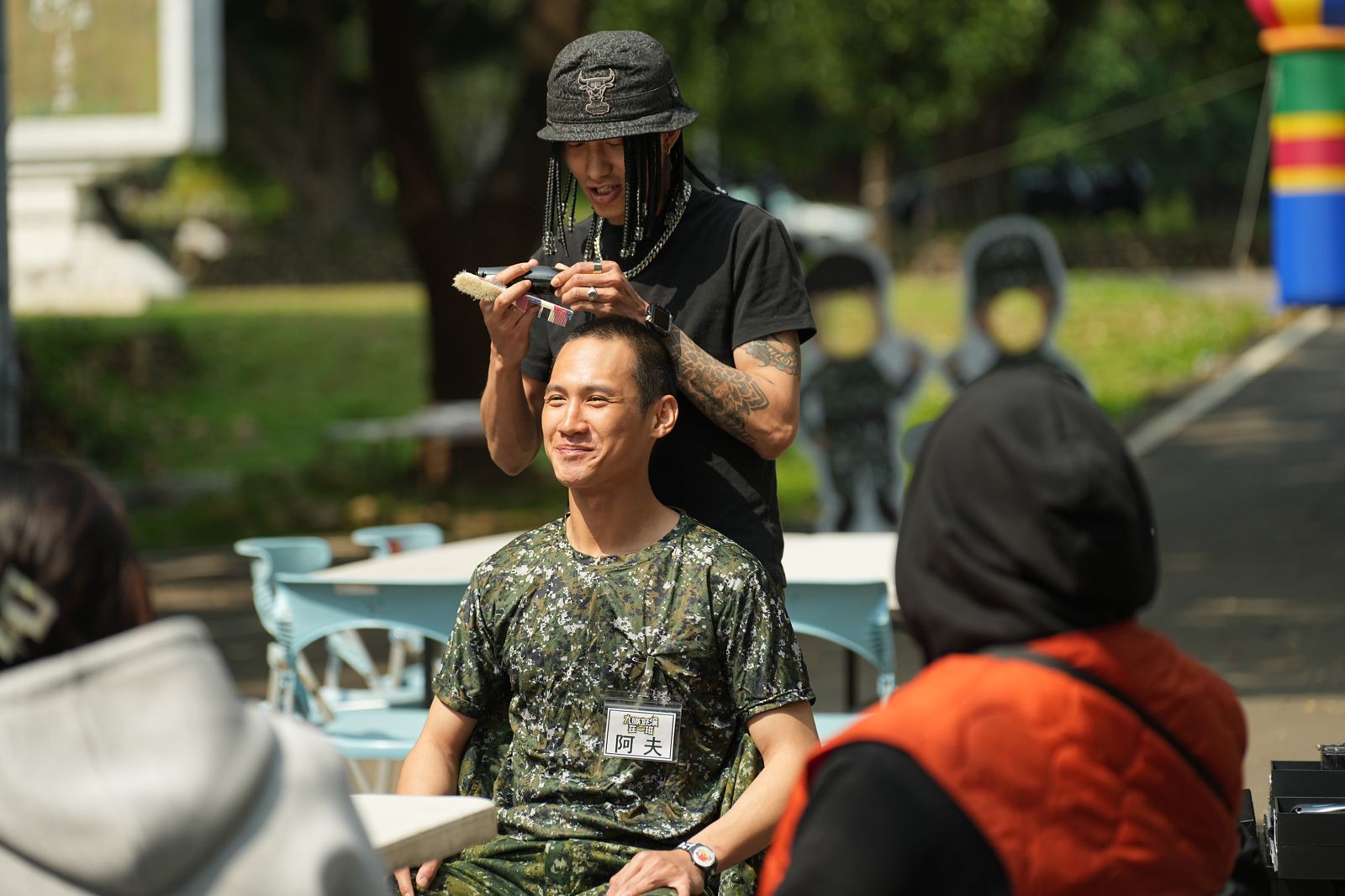 阿夫滿意平頭造型,懇親日還請朋友幫自己理髮。台視提供