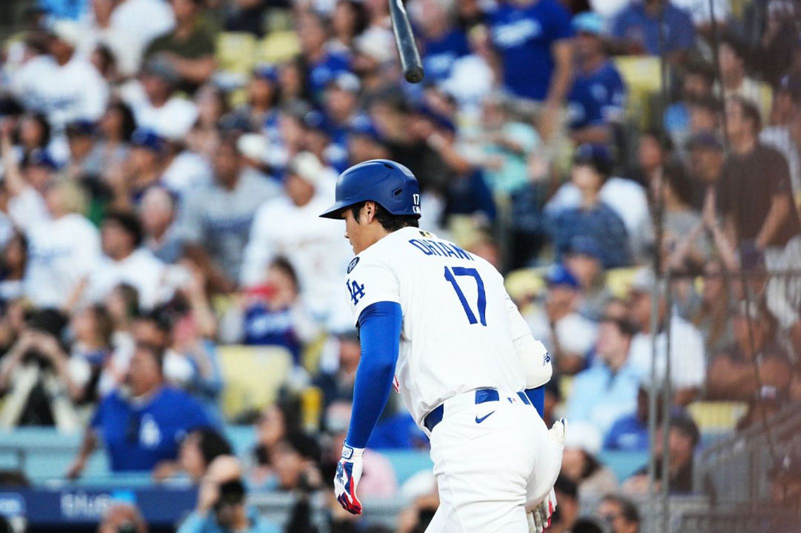 MLB／這球也能轟？大谷翔平「單手撈」出54轟　球迷看傻：怎麼飛出去的