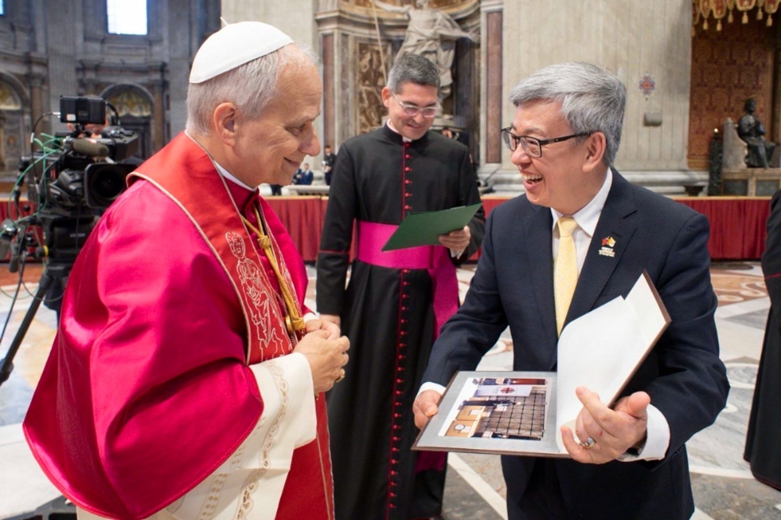 陳建仁晉見新教宗良十四世，並贈與他3個禮物，盼加強台梵邦誼。圖片由外交部提供