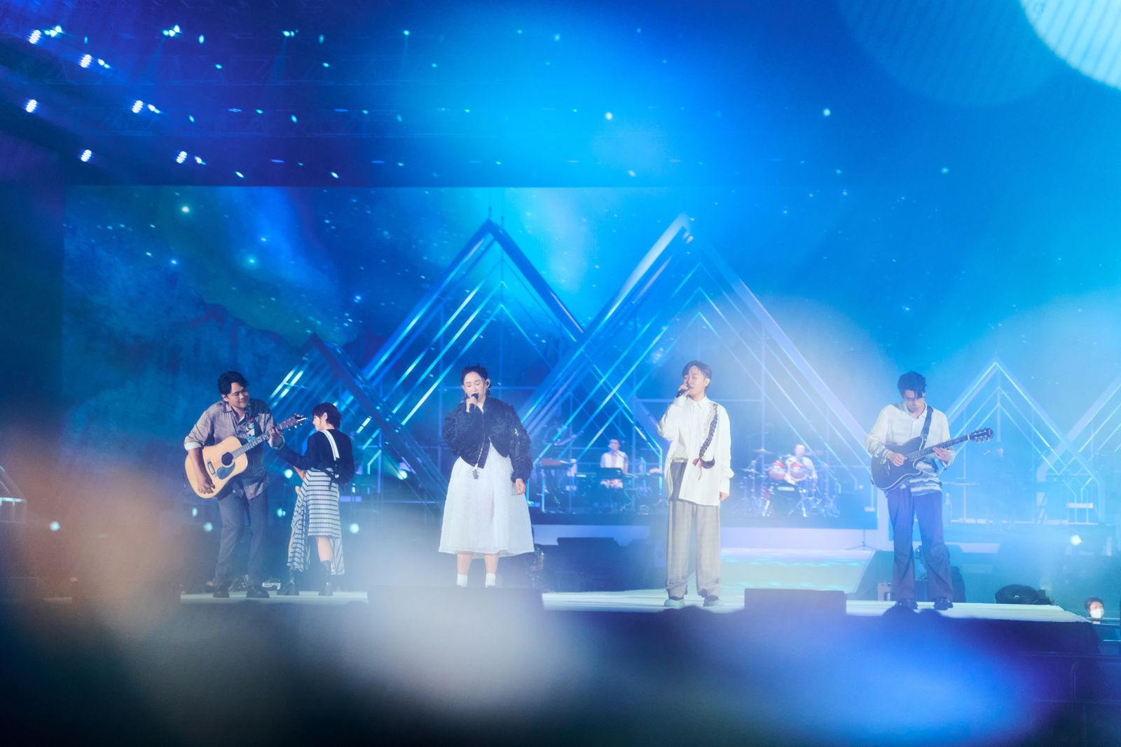 蘇打綠、王菀之隔16年紅館合體！致敬「缺席好友方大同」　青峰不捨：控制情緒好艱難