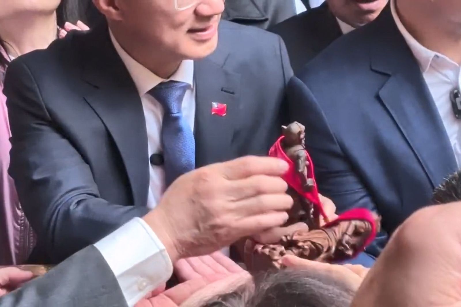 水精將軍（順風耳）神像在往前傳遞時，疑沒接穩掉落在地，嚇壞上轎典禮的貴賓。民眾提供