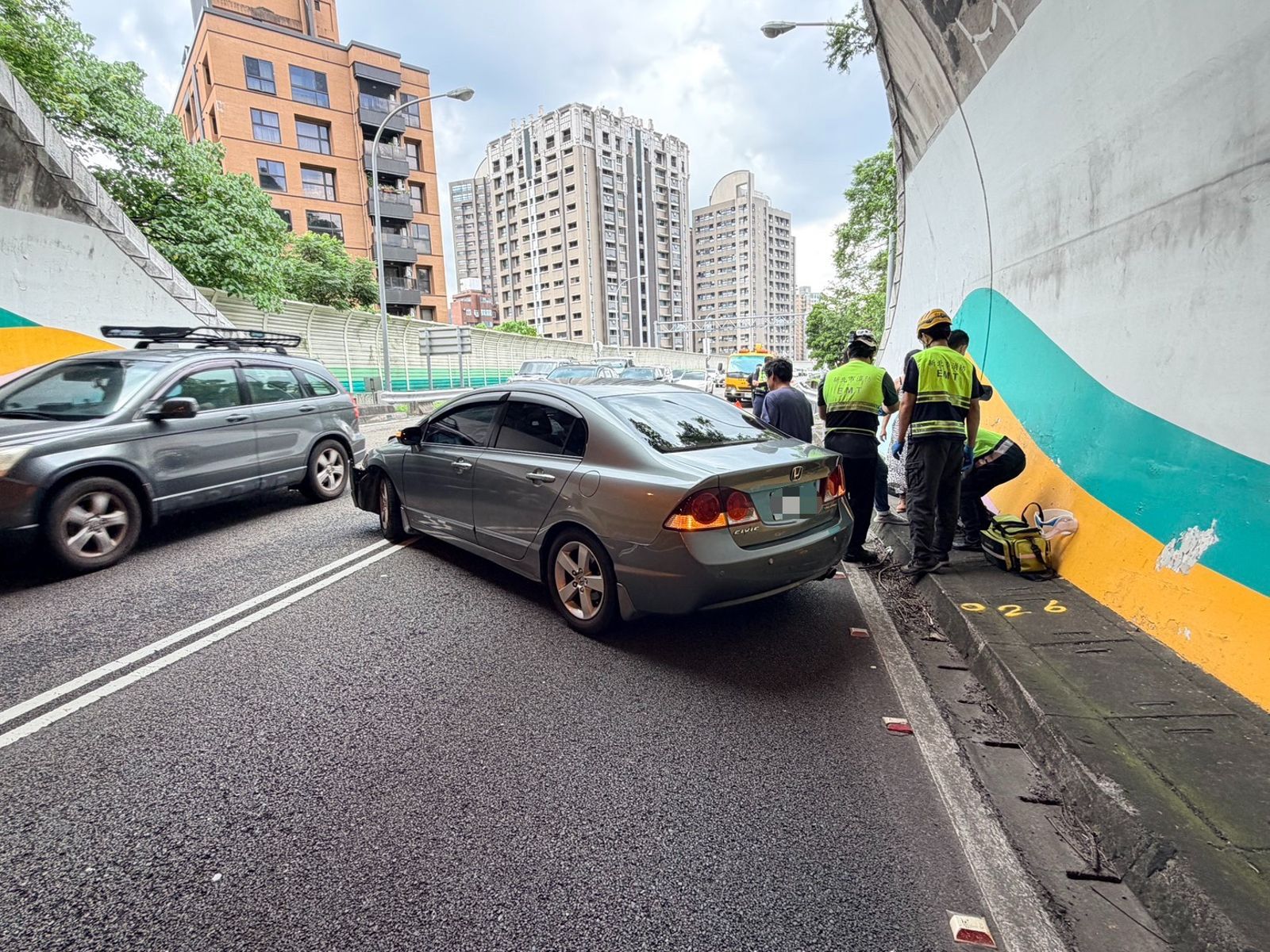 林男為了閃避內側車輛變換車道，發生擦撞。圖／翻攝畫面