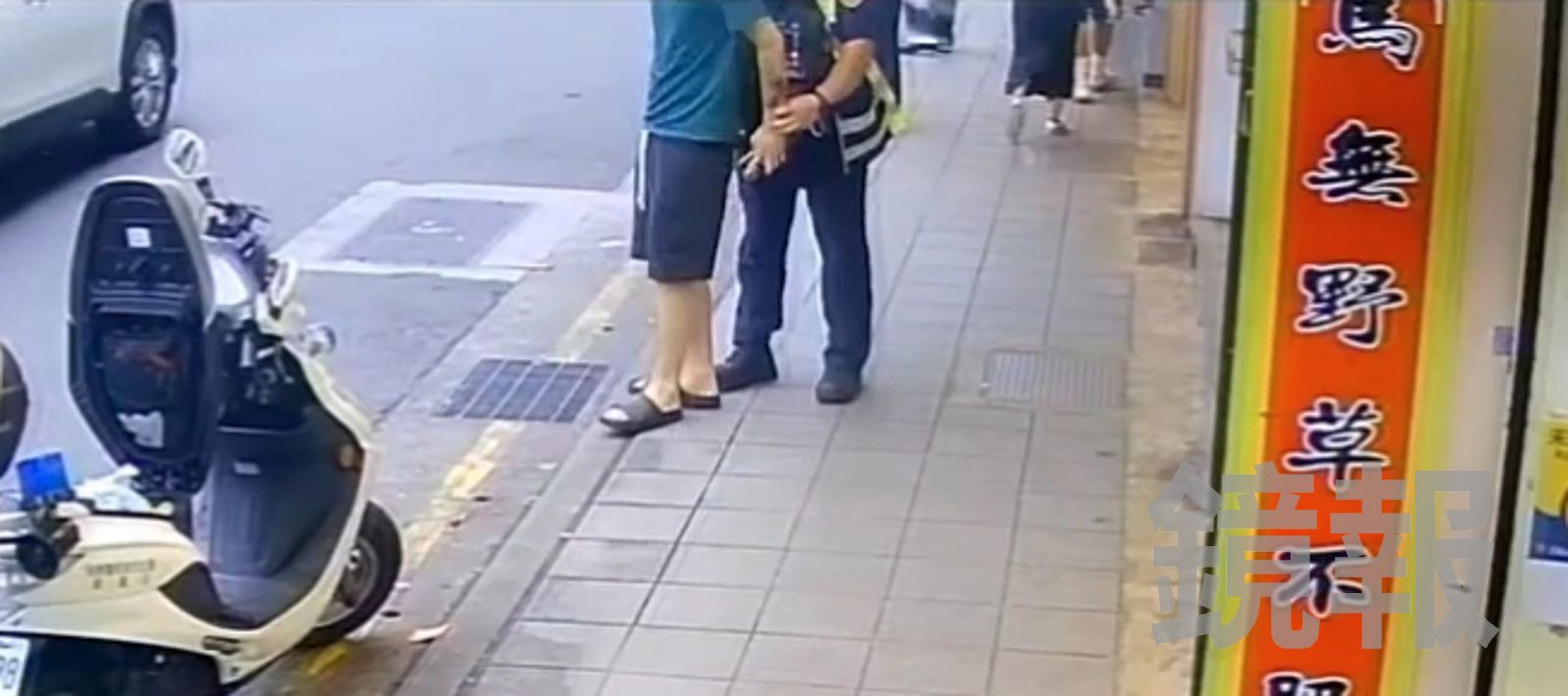 飲料店員工公親變事主！辱警「有牌流氓」　下一秒遭上銬逮捕