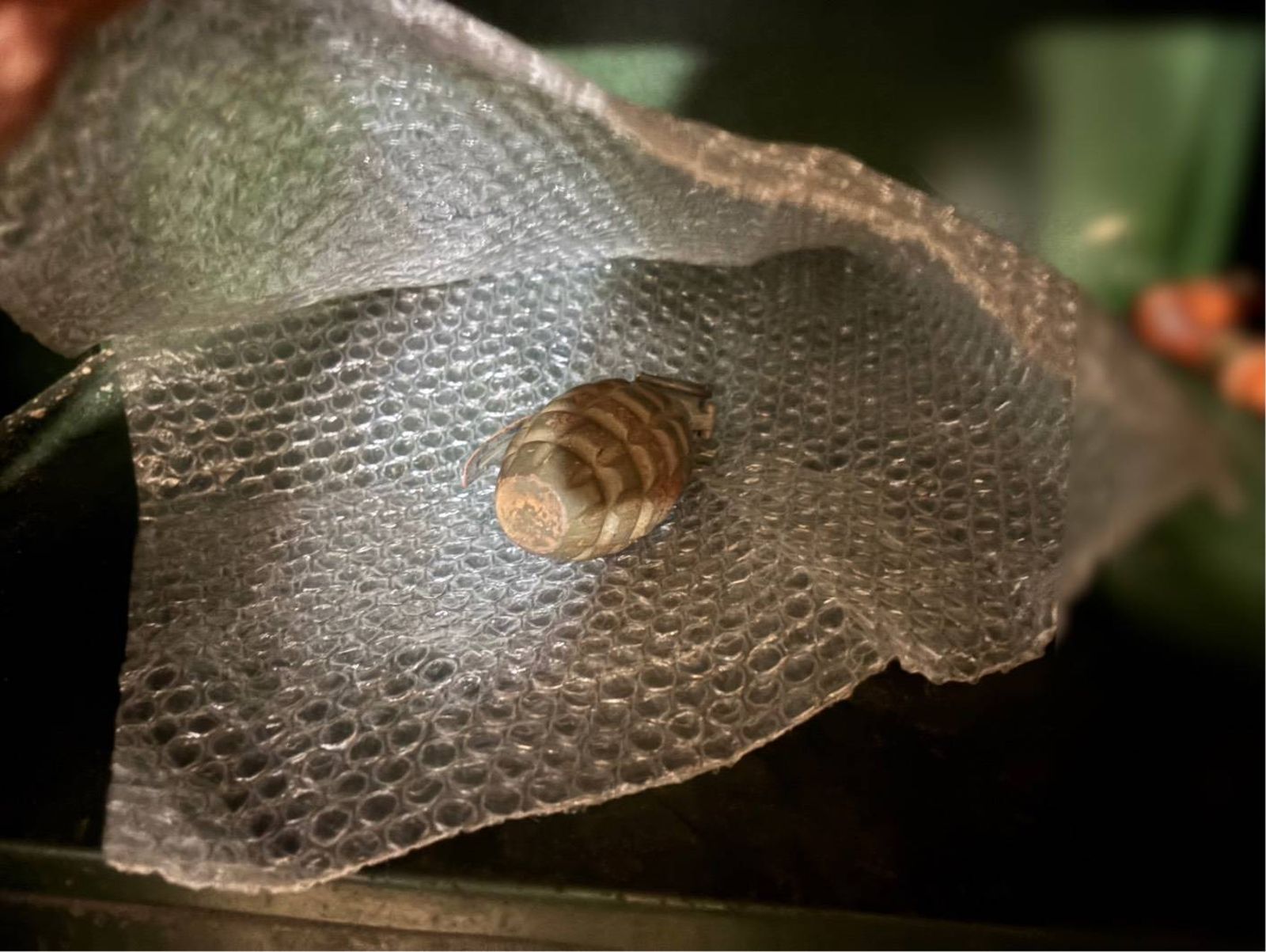 婦人整理職軍退伍尪舊物驚見「芭樂」　軍方檢視研判「1：1仿真手榴彈」
