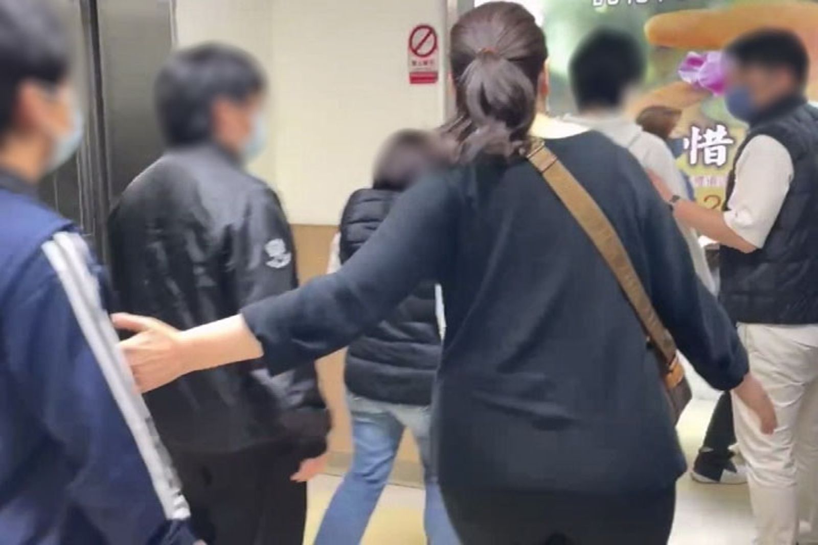 10餘名巴女的家屬與親友來到往生室,配合檢警釐清死者與陳男的交往狀況。民眾提供