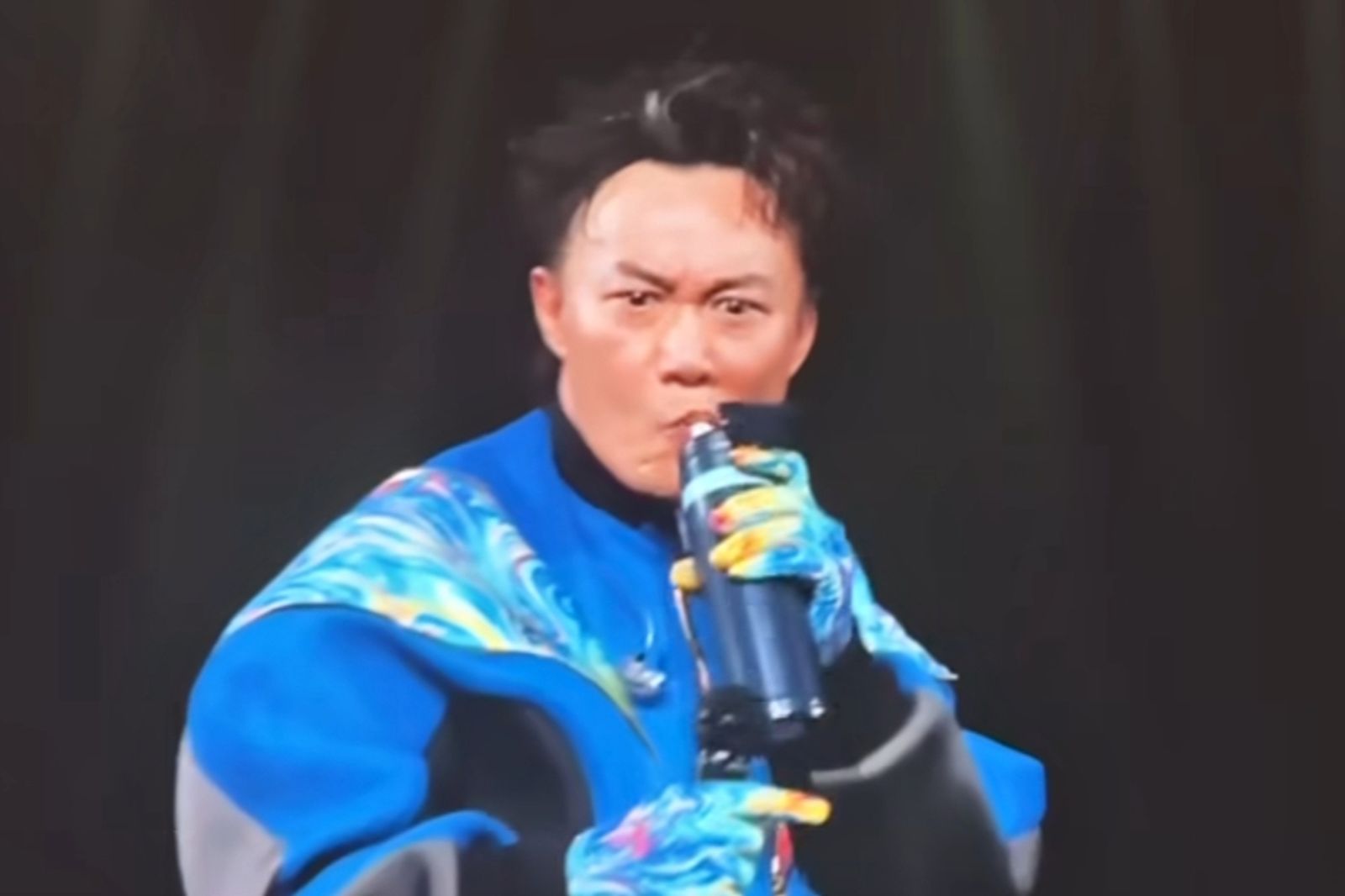 陳奕迅見台下歌迷為他準備的應援表情驚訝。翻攝IG