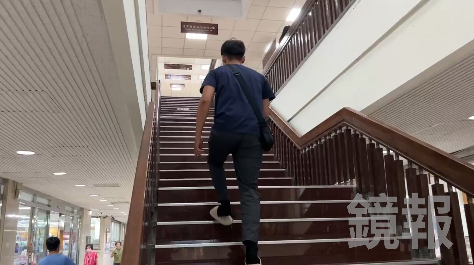 申請「失明全殘」理賠的共犯林男,上樓跨兩格階梯完全沒影響。翻攝畫面