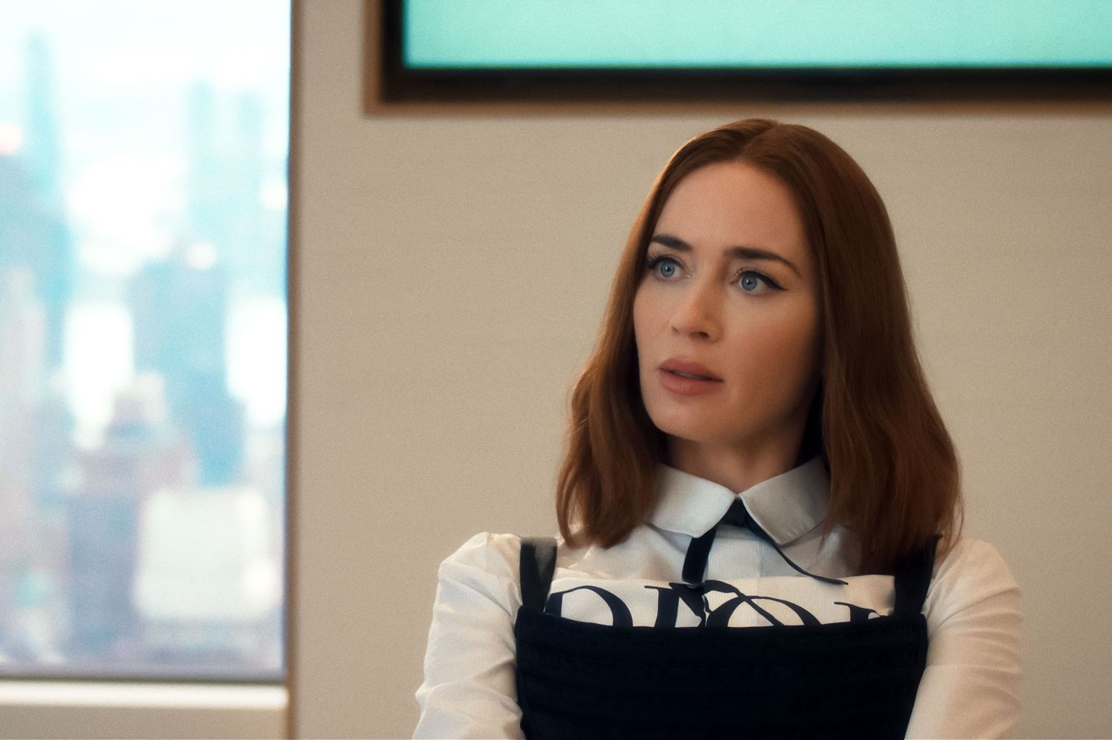 相隔20年再合作！艾蜜莉布朗讓史丹利圖奇變成「親姊夫」　爆料他片場「私下行徑」全員崩潰