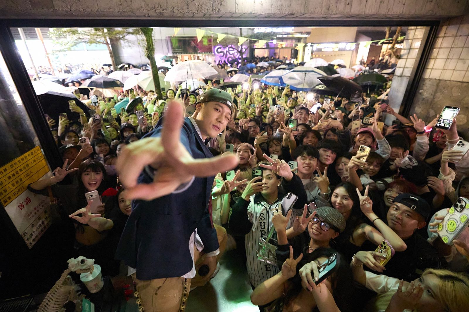 周湯豪快閃Fake Sober開唱。環球音樂提供