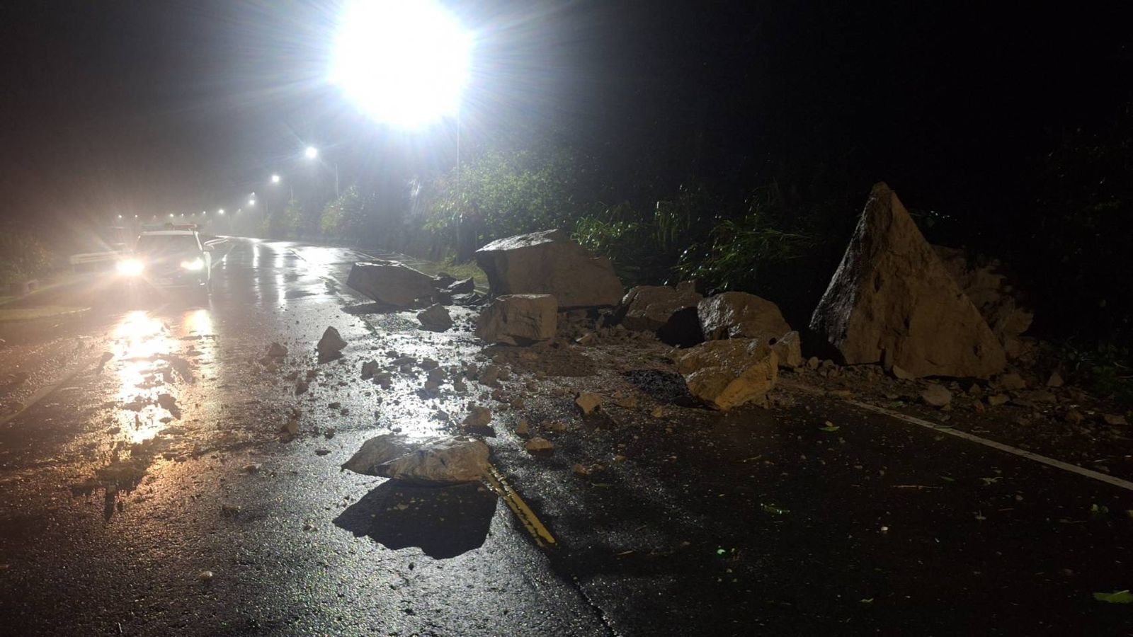 「鳳凰」減弱威脅未除　新北萬里現土石崩落「攔路」