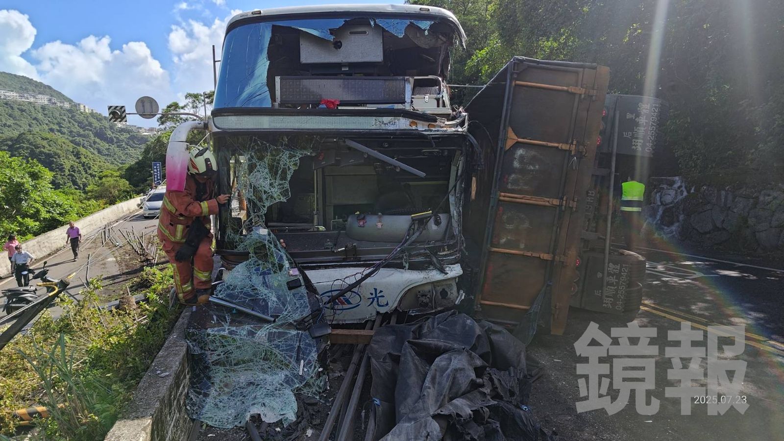 影像曝光！萬里砂石車撞國光客運　1乘客嚴重腦部外傷死亡