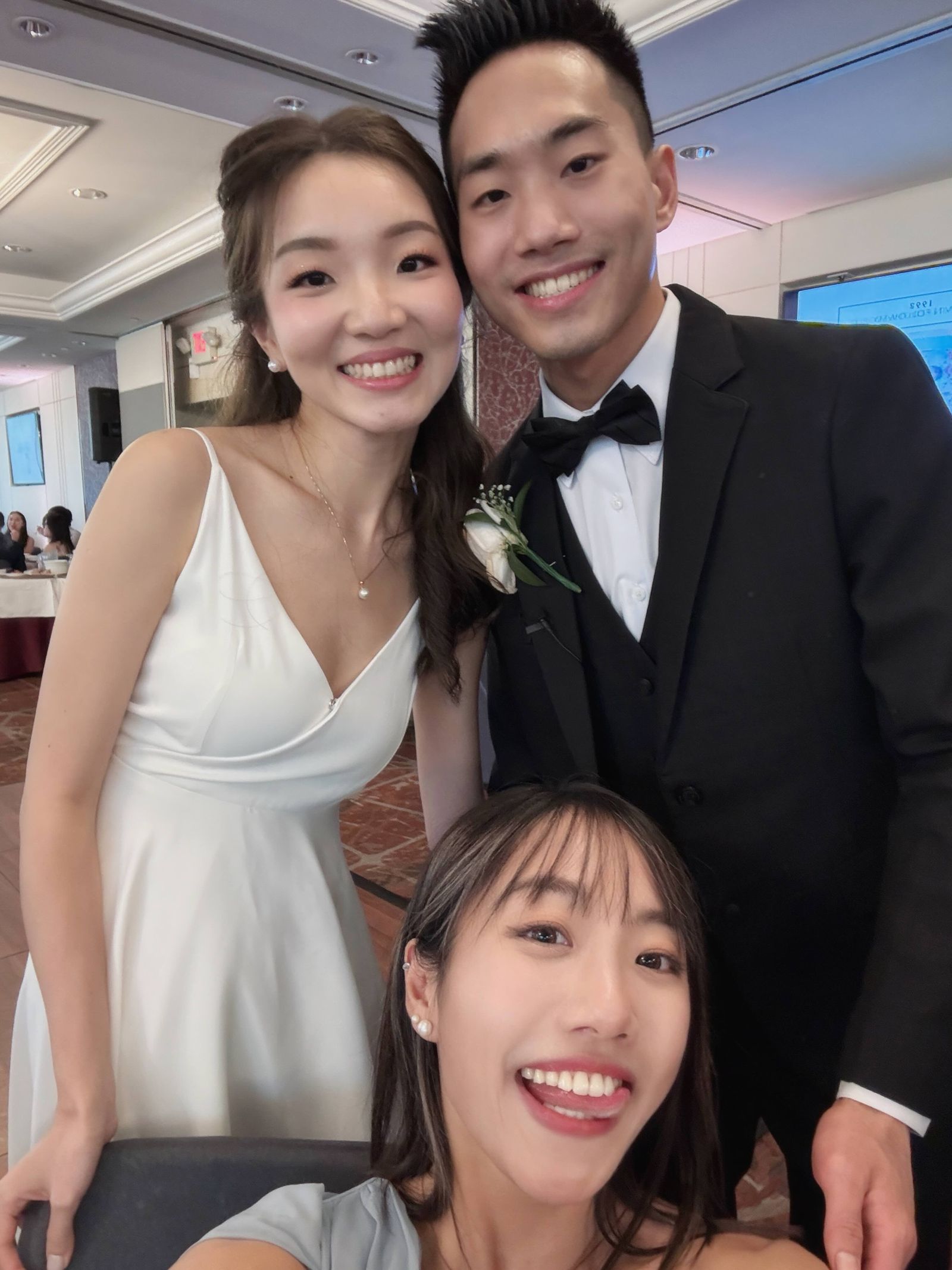 蔡佩軒（下）飛加拿大參加弟弟的婚禮。可瑞思國際娛樂提供