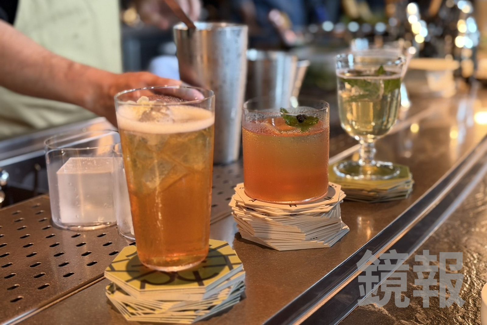 兩款台中特調有「金萱紫蘇冰茶」溫潤順口，帶淡淡紫蘇清香，茶味清爽回甘；「東美蜜瓜冰茶」清甜蜜瓜香氣明顯，茶味柔和順滑，果香清爽易飲。