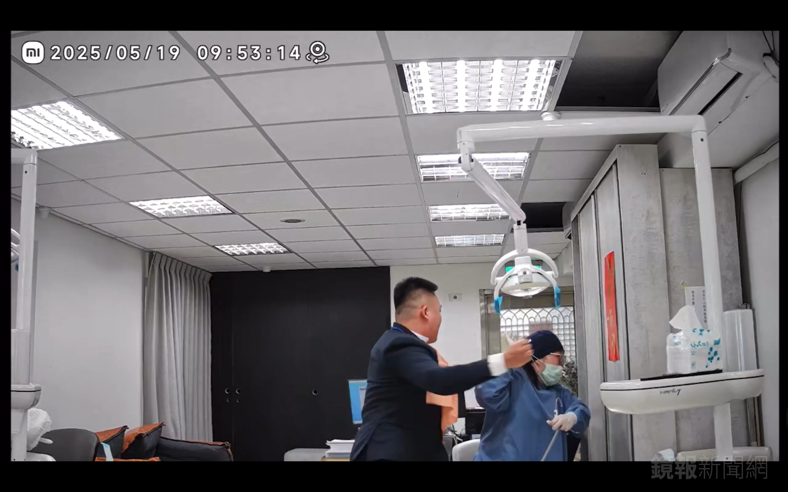 洗牙男子突然起身爆打女牙醫，遭旁人制止後仍持續追打，甚至拿電腦螢幕攻擊。