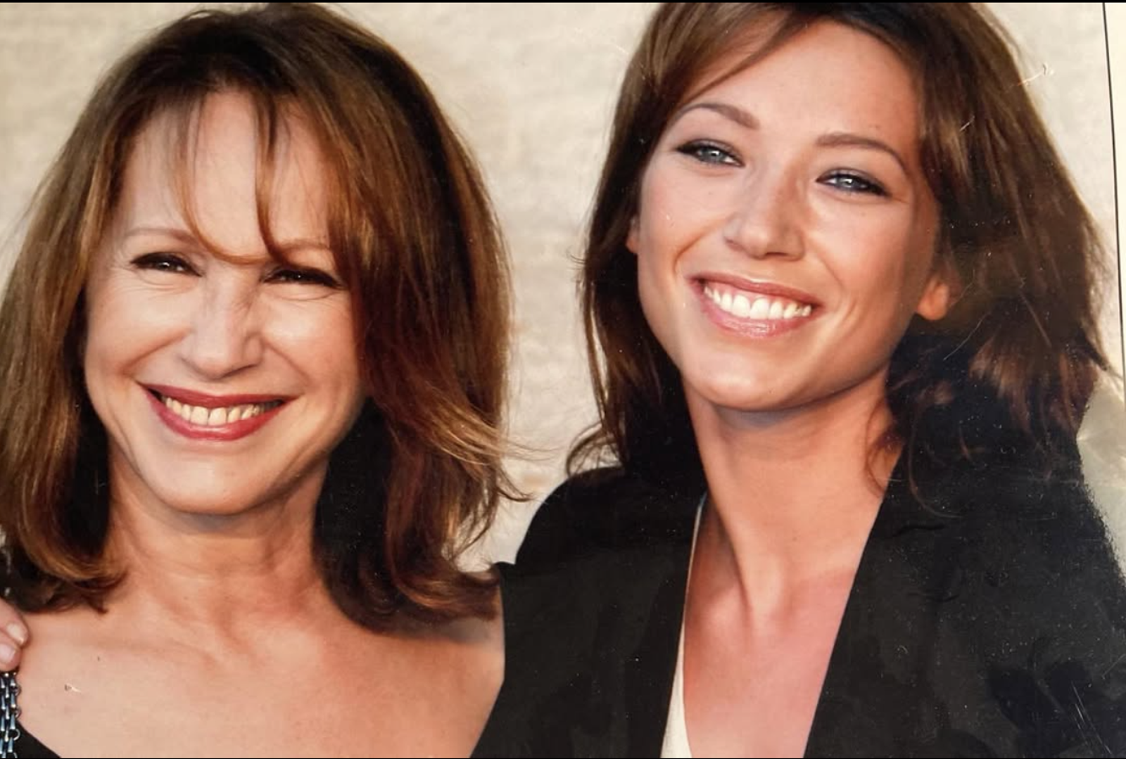 娜塔莉貝伊（左）與女兒蘿拉史梅特。翻攝IG @nathalie.baye.officiel