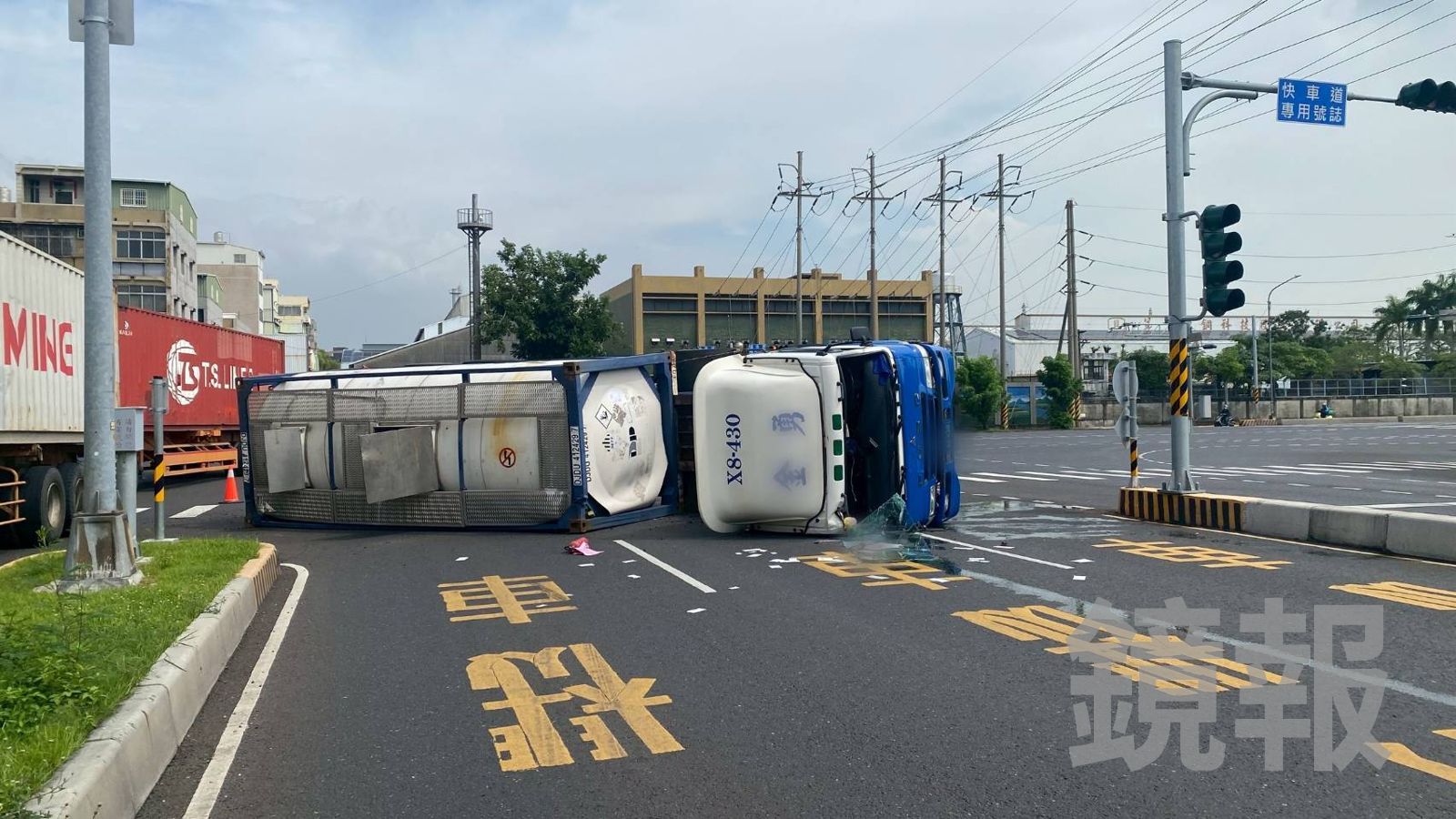 有片／滿載「二叔丁基苯酚」化學槽車　高雄路口霹靂大左轉後直接側翻