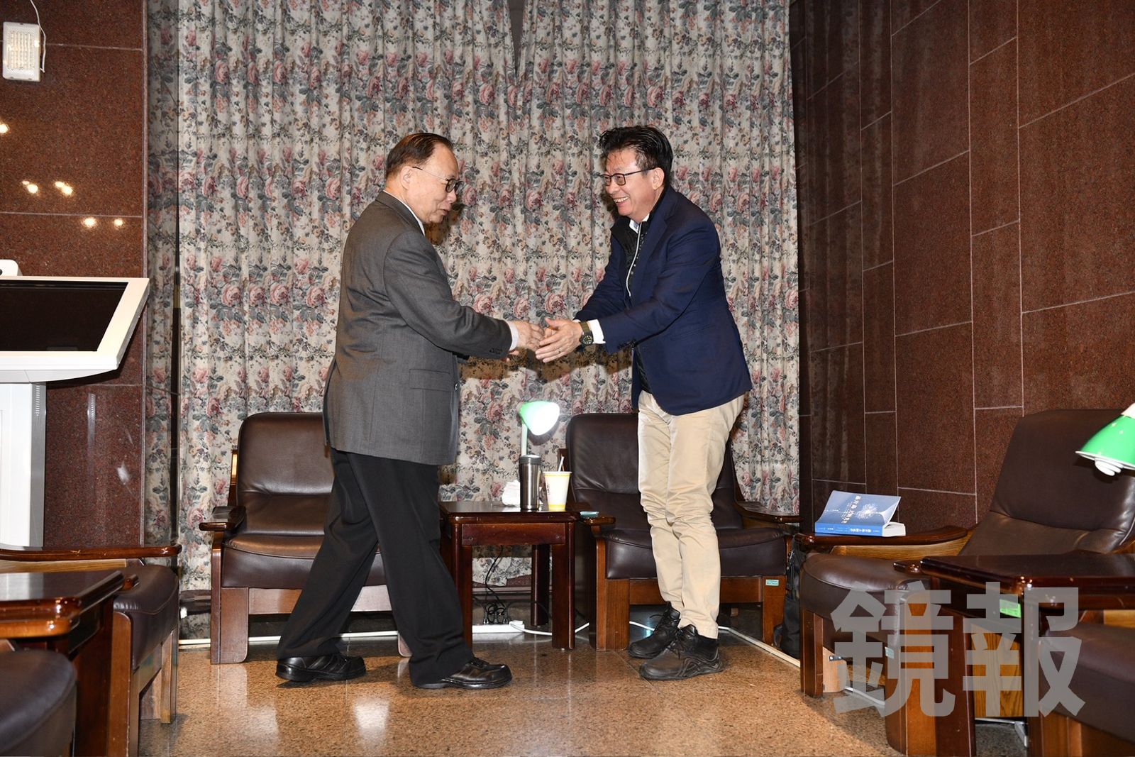 搶頭香的民進黨立委郭國文（右）與第2名的藍委陳永康（左）握手致意。（圖／李智為攝）