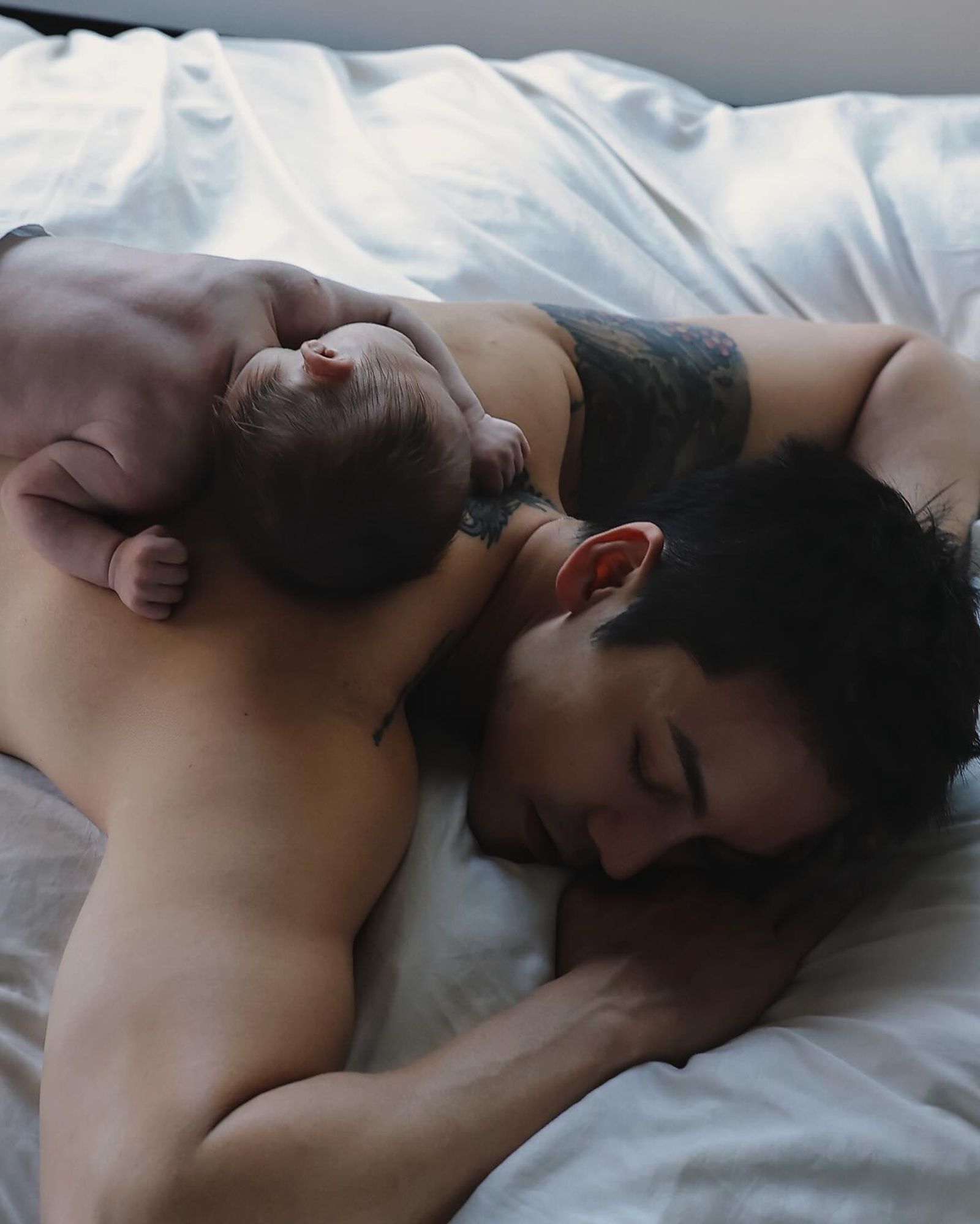 陳偉霆（右）趴在床上，兒子則趴在爸爸背上。翻攝IG@hesui923