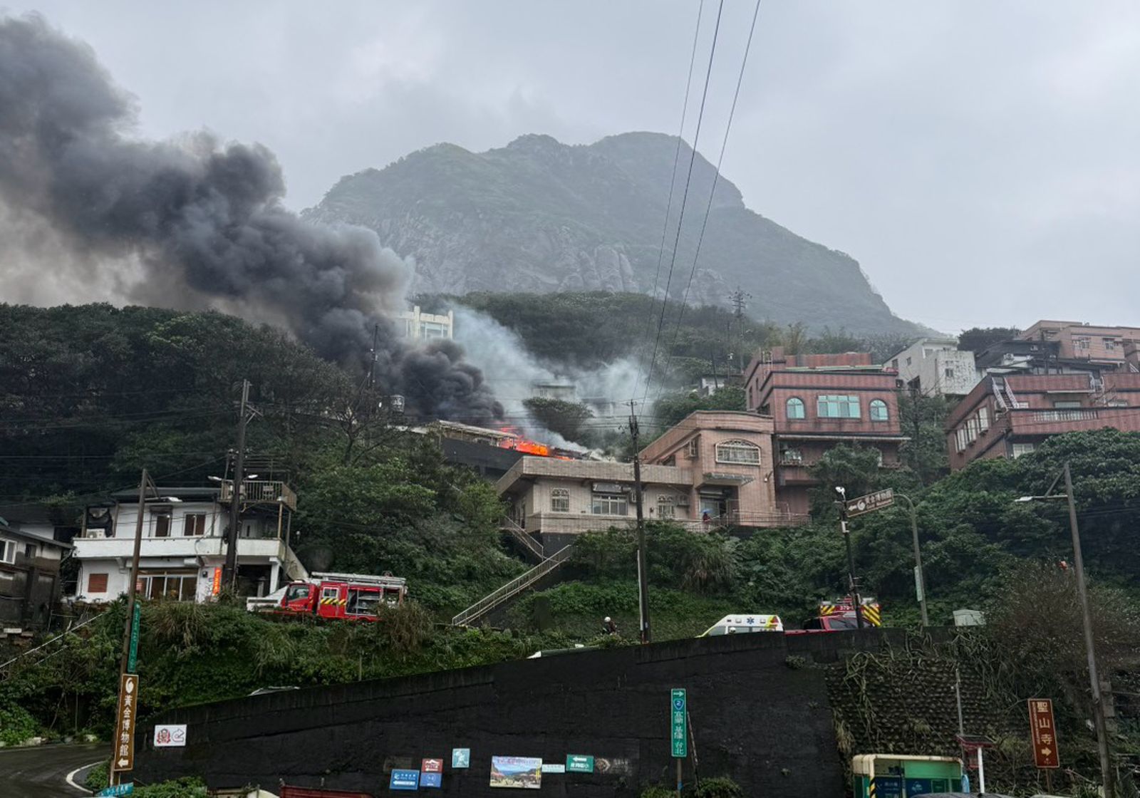 遠方就能看見煙!瑞芳平房突起火 整間房子燒光光