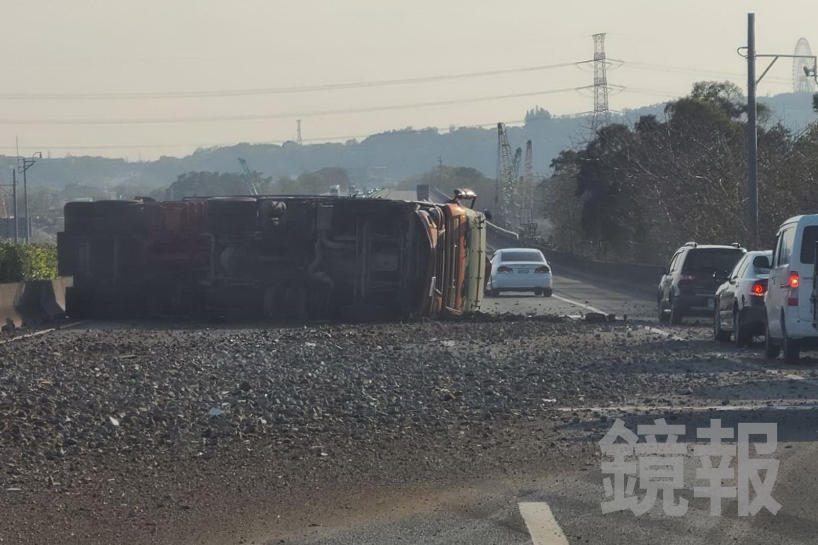 國1南下三義段砂石車翻覆3車道封閉　下班車流塞爆回堵2公里