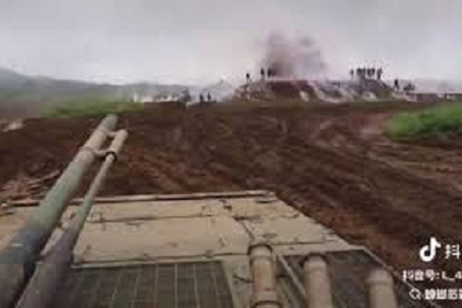 中共豬隊友精準打擊？軍演戰車誤射煙霧彈　長官視察「全滅團」