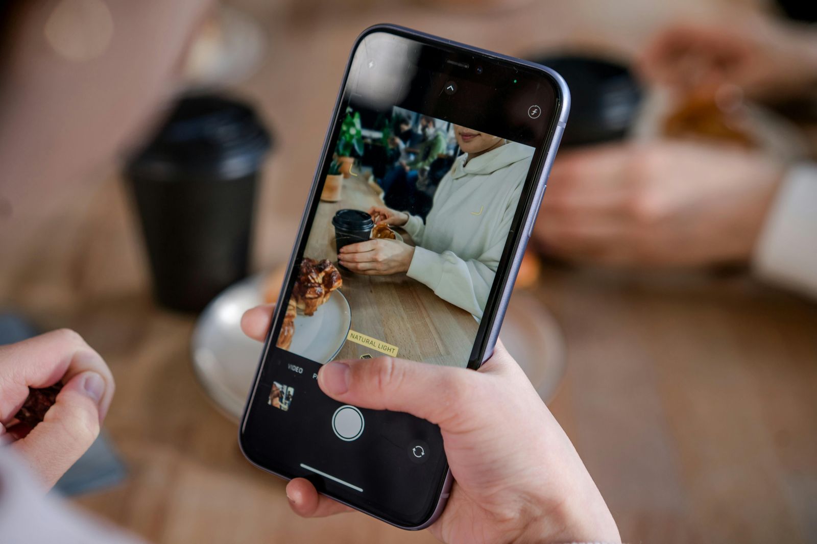 長髮男躲北市商辦廁所　專挑女童拍攝如廁畫面...正義路人蜂擁壓制