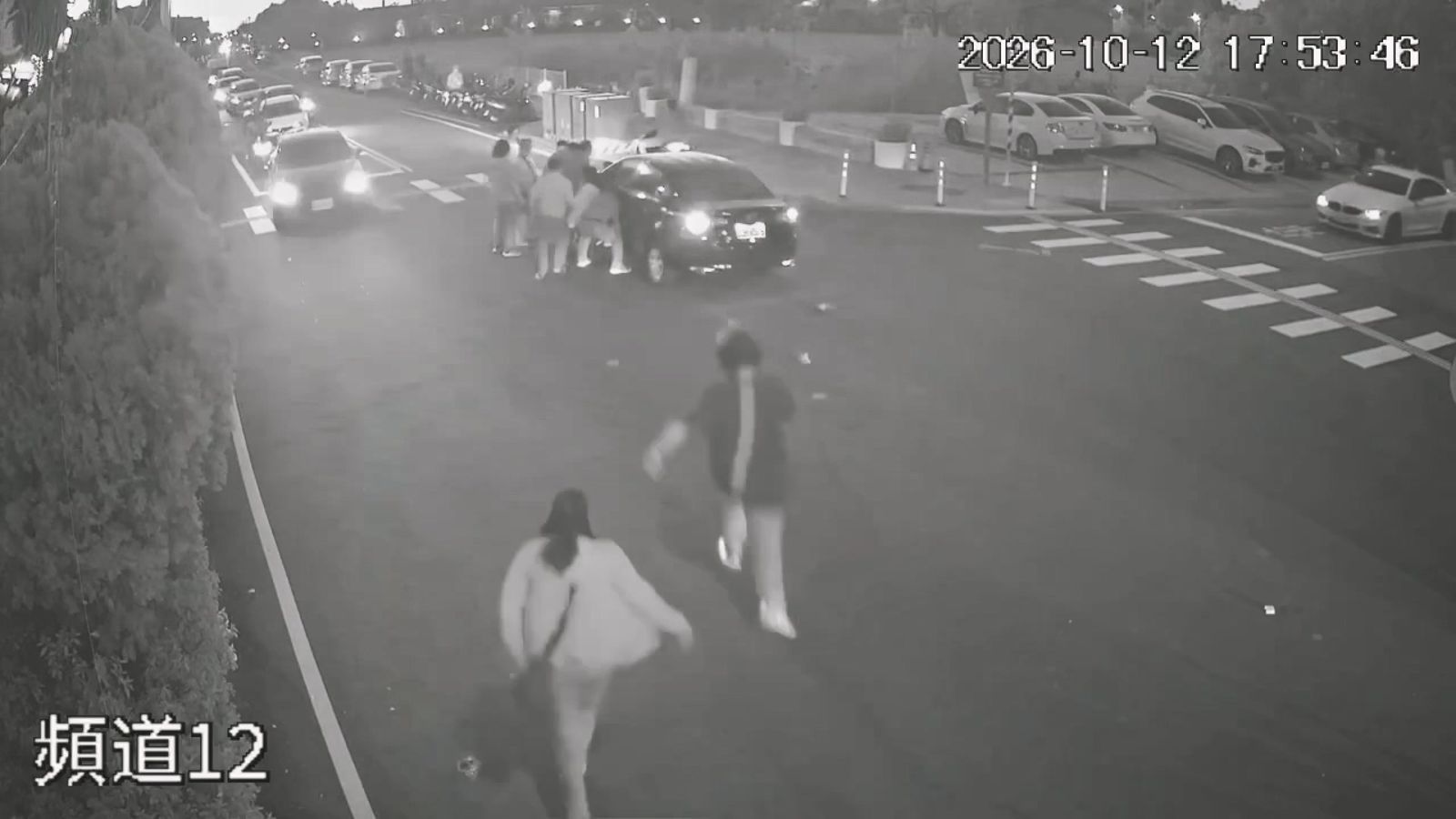 附近民眾發現有男童受困車底,趕緊衝過去抬車救人。圖/民眾提供