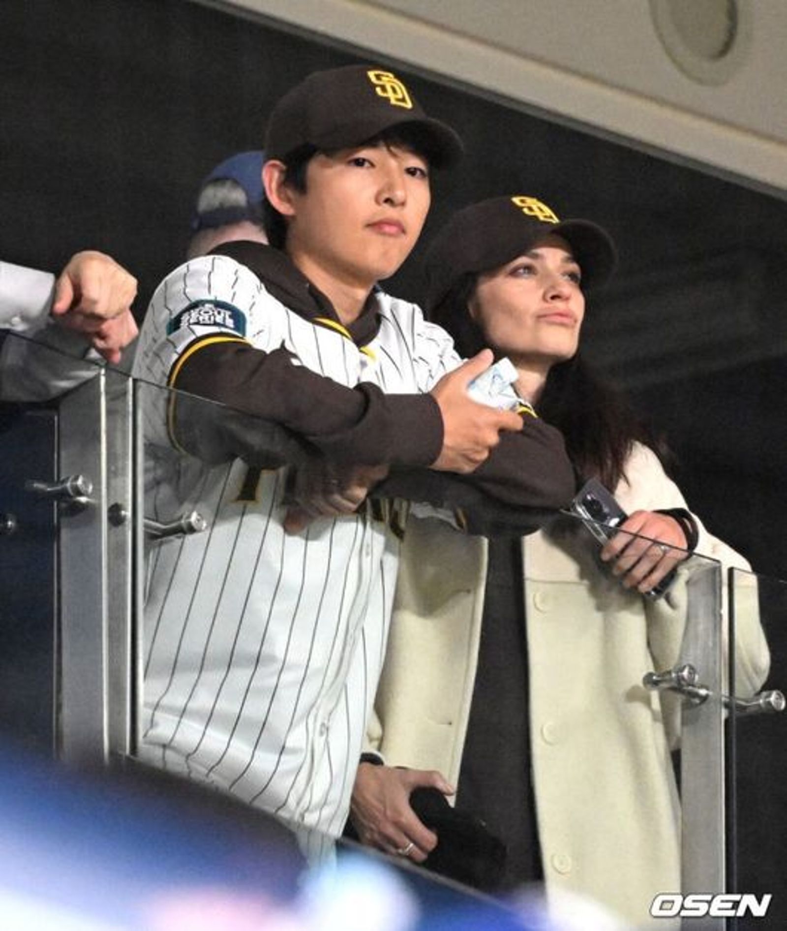 宋仲基（左）與老婆凱蒂婚後迅速生了2個小孩。翻攝OSEN