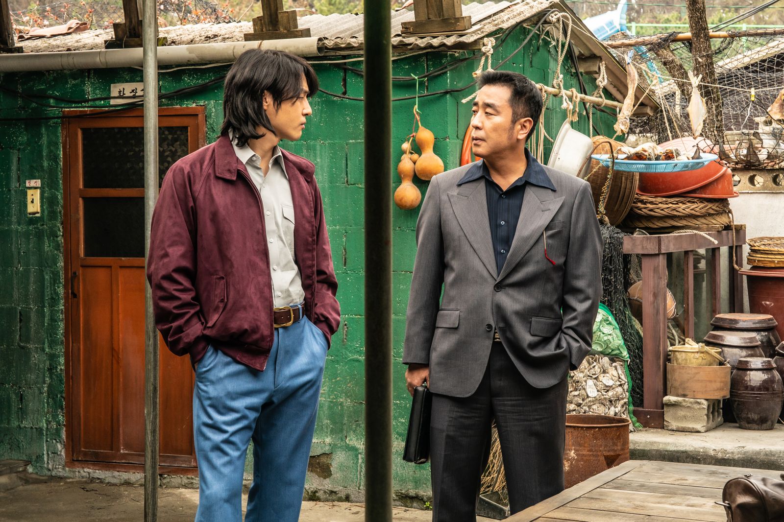 柳承龍（右）與梁世宗在《下流大盜》一心想透過尋寶鹹魚翻身。Disney+提供