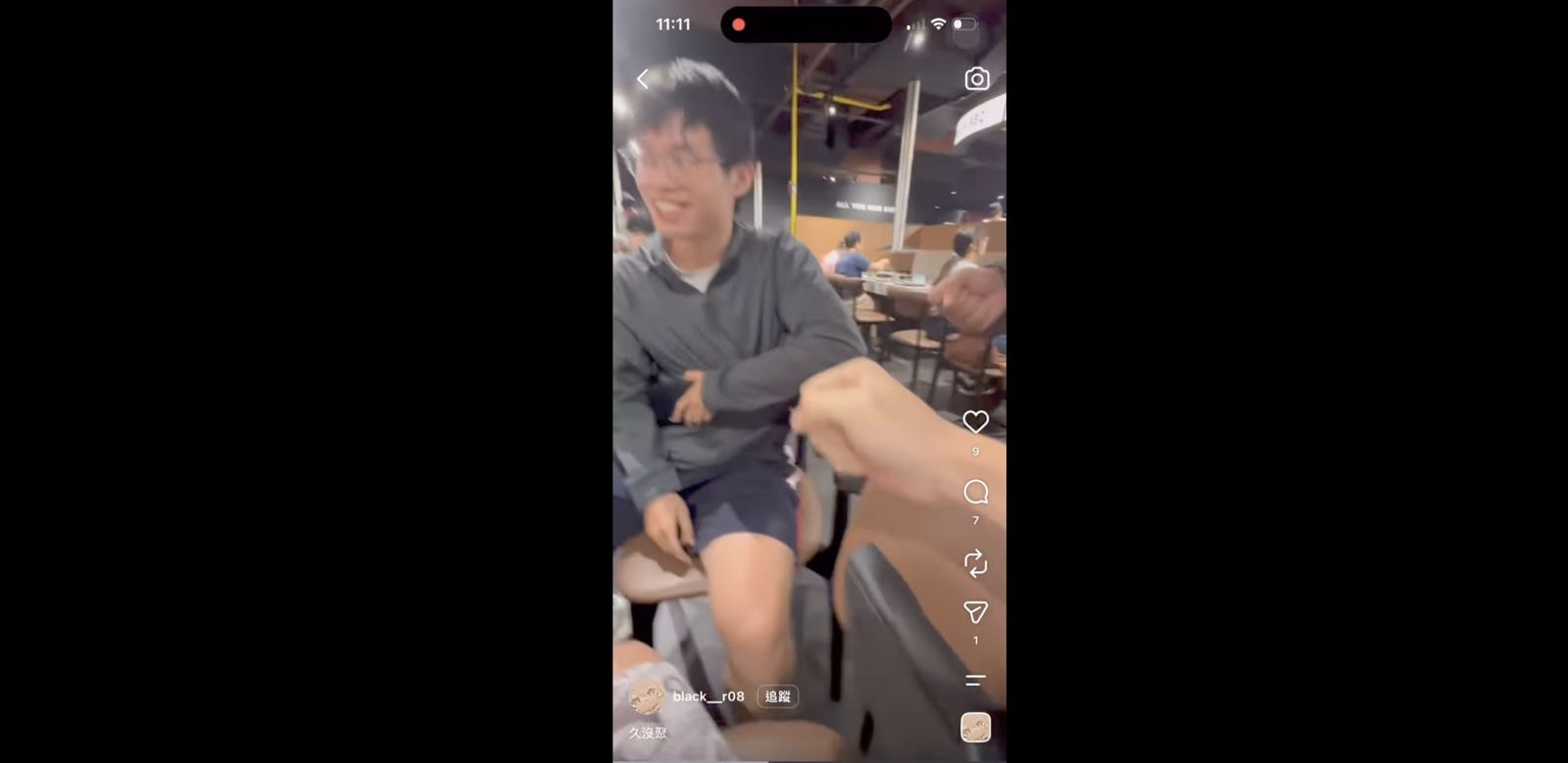 疑似男大生聚會吃燒肉,不斷訕笑鄰桌阿嬤,還稱要猜拳,輸的去跟對方說不要駝背。圖/翻攝畫面