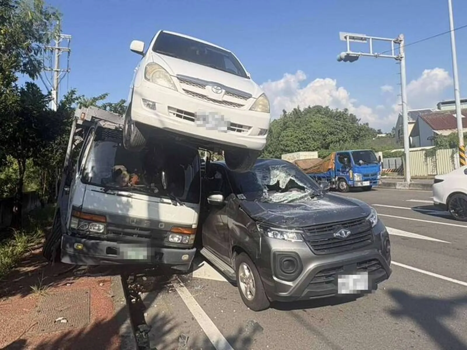 20260909大貨車連撞3車後，車斗上的轎車噴飛滑落，砸向休旅車車頂，層層堆疊宛如「泰山壓頂」。圖／警方提供