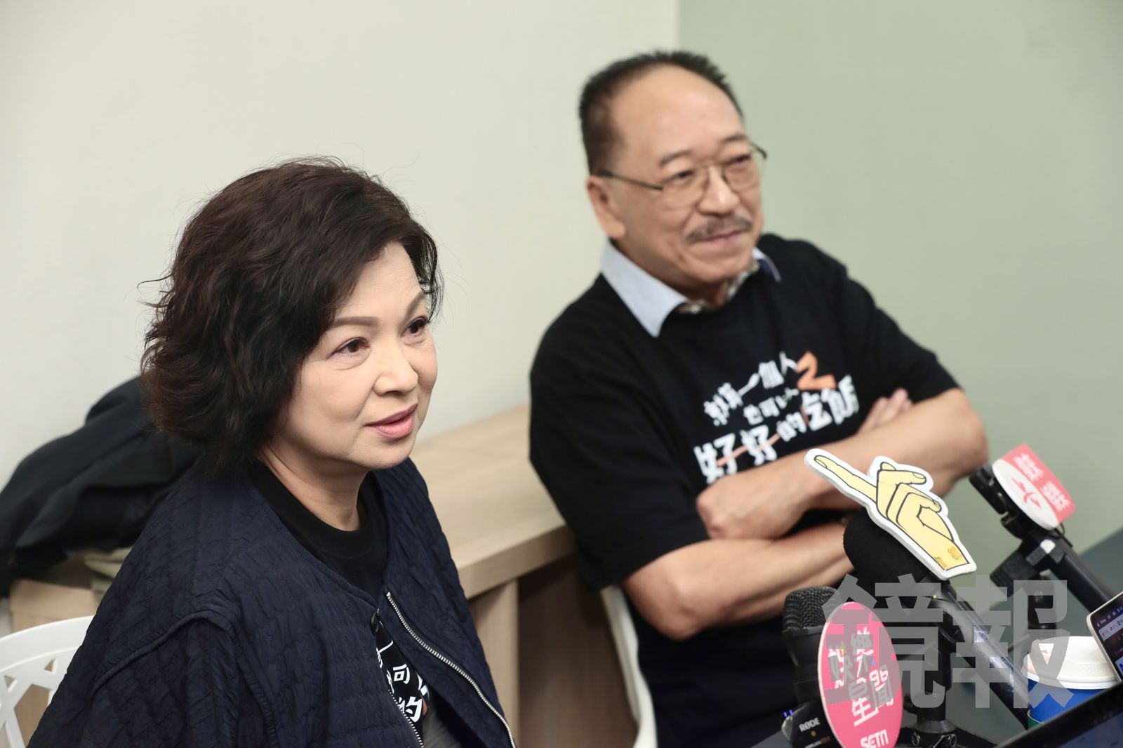 楊貴媚（左起）、傅雷接受訪問。林煒凱攝