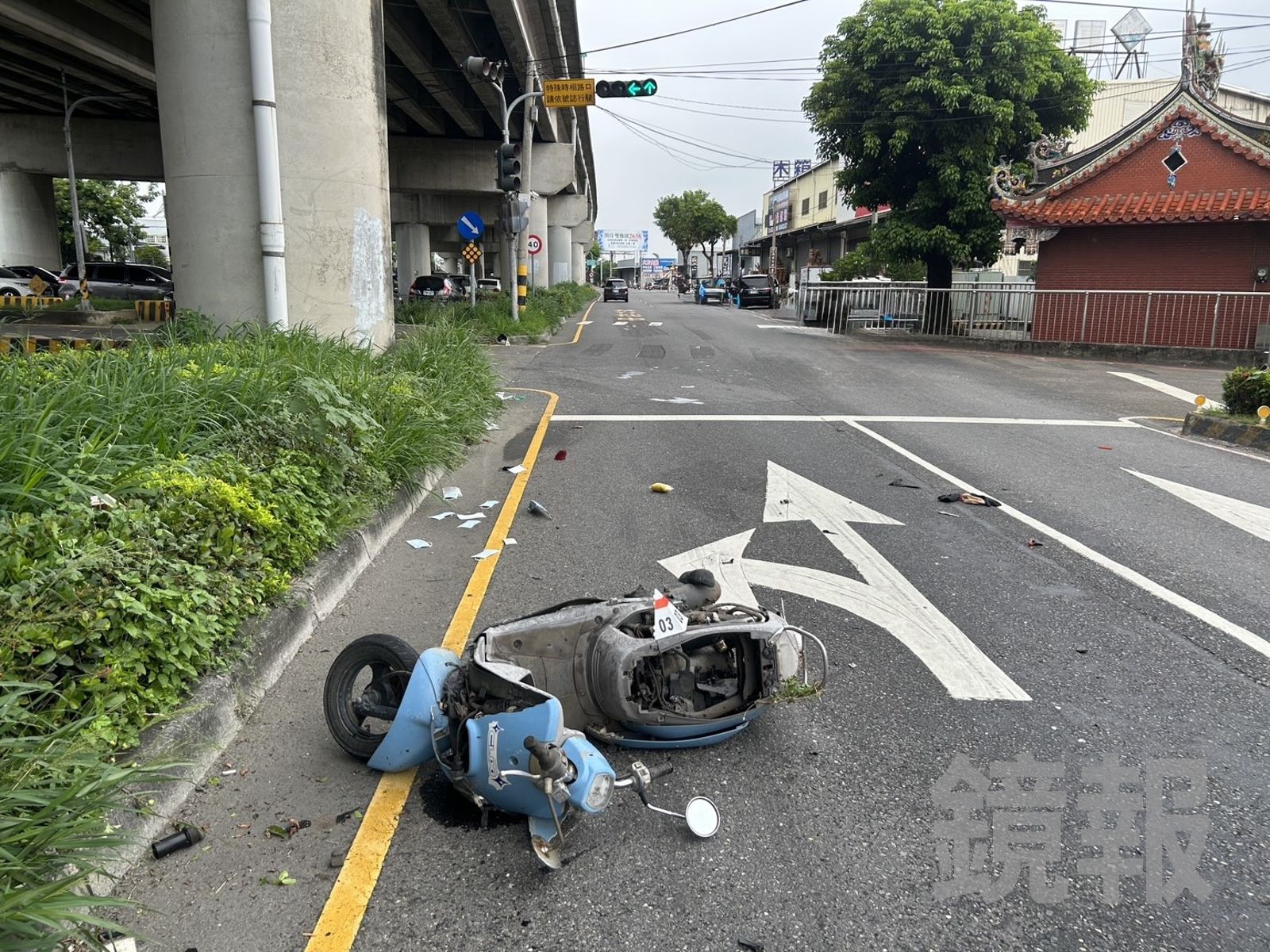 機車嚴重損毀,碎片散落一地。民眾提供
