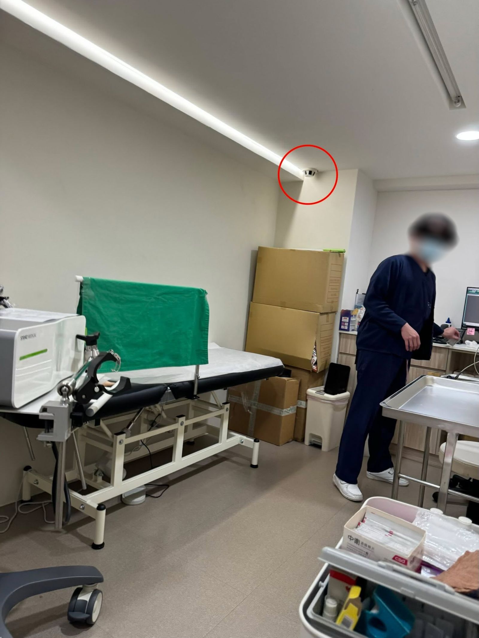 男病患在泌尿科診所手術，進行陰莖低能量體外震波治療，事後翻找出照片，發現天花板屋角有疑似偵煙式攝影機，讓他擔憂隱私外洩。畫面翻攝threads hugo_55888