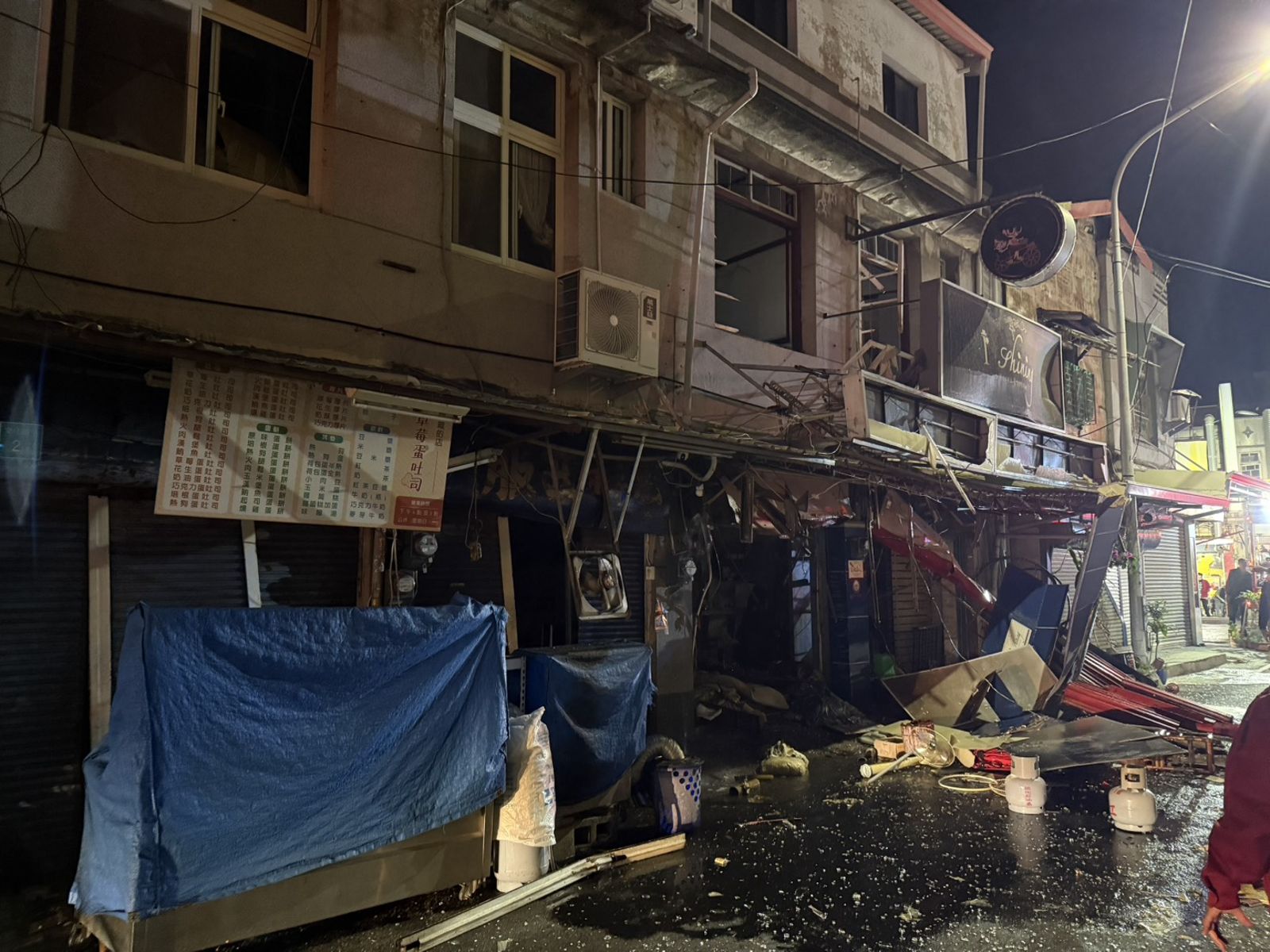 台南新營鬧區6旬屋主煮晚餐發生氣爆　衰男路過遭玻璃割傷