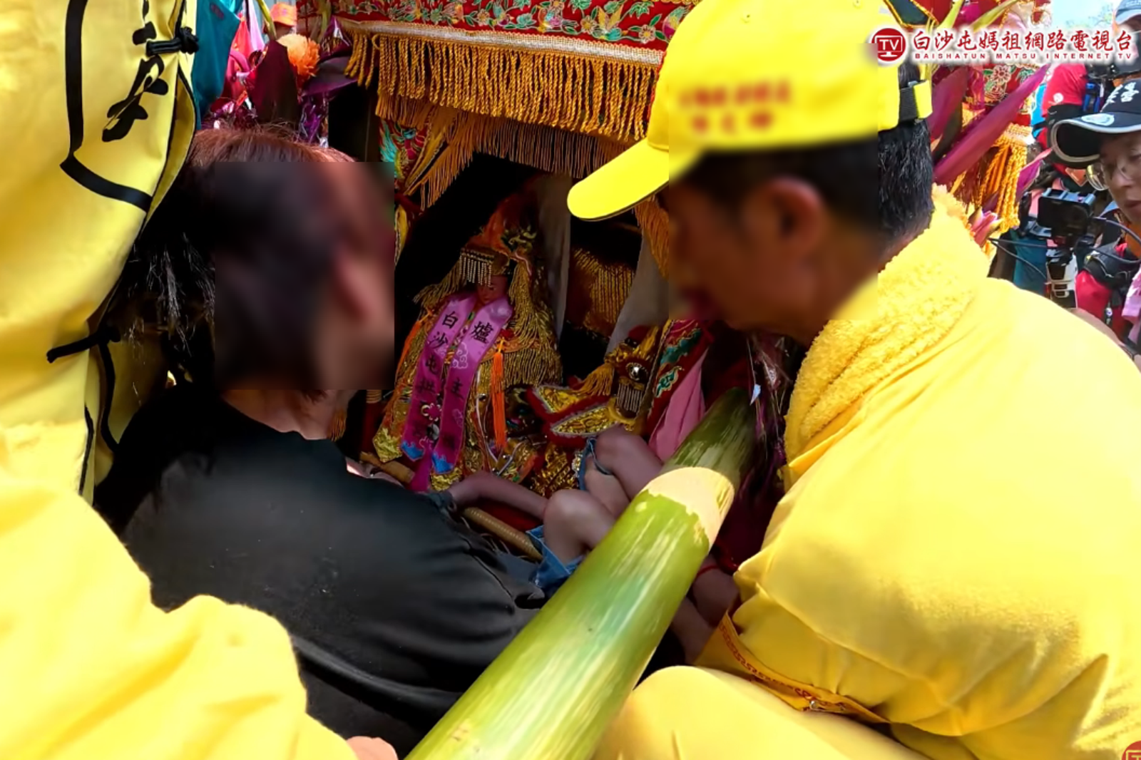 母抱重病兒跪地攔轎!媽祖停5分鐘傾聽秀秀...惹哭眾人