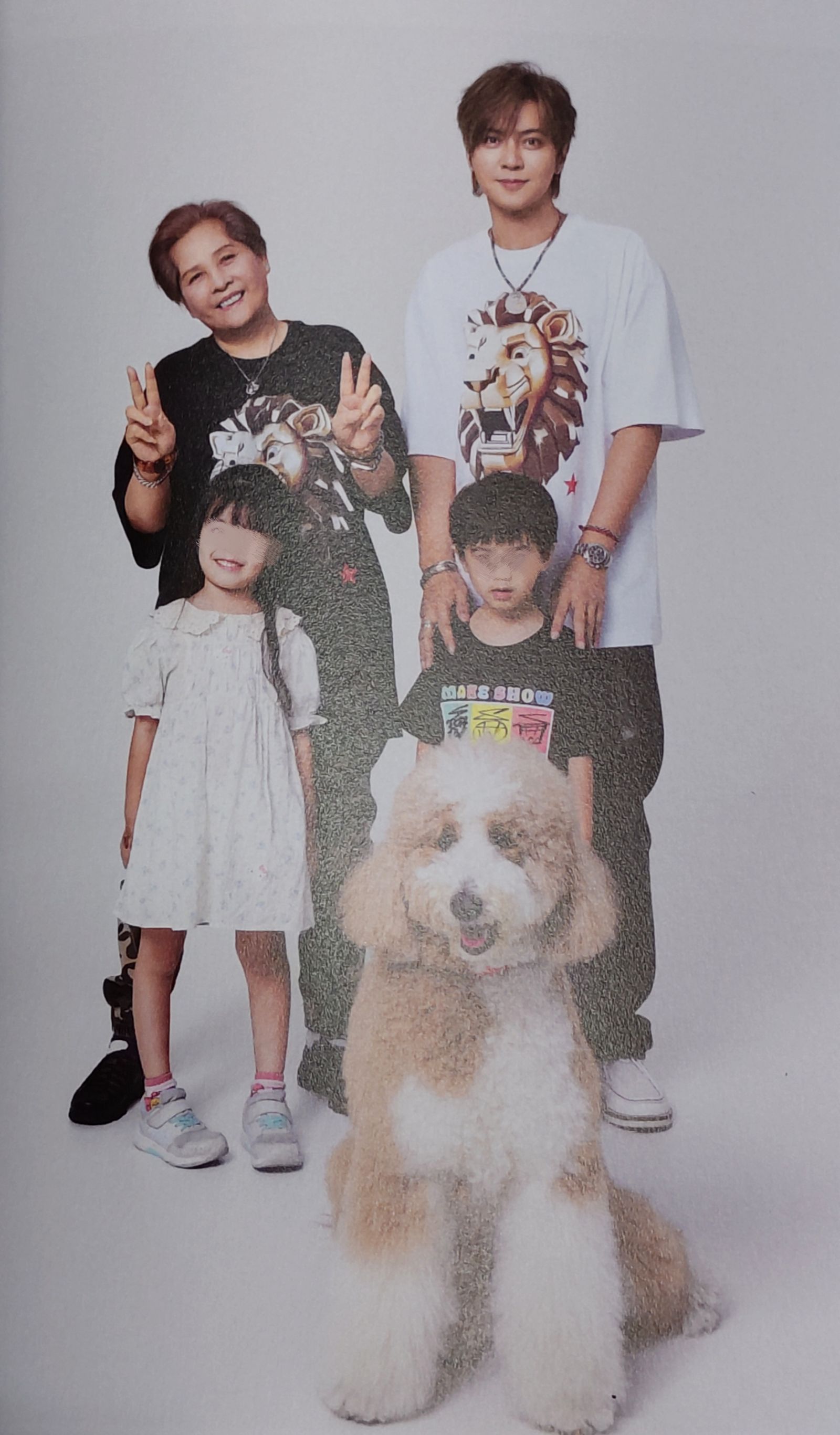 《你可以笑我這個人，但請不要笑我的舞台》裡的最後一頁，有羅志祥與最愛的家人合照。翻攝《你可以笑我這個人，但請不要笑我的舞台》