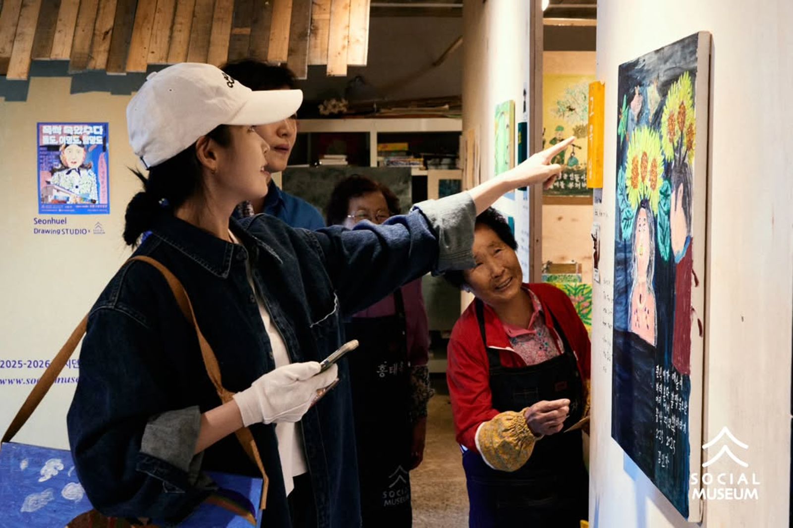 IU仔細欣賞每一幅畫作。翻攝IG@socialmuseum.kr