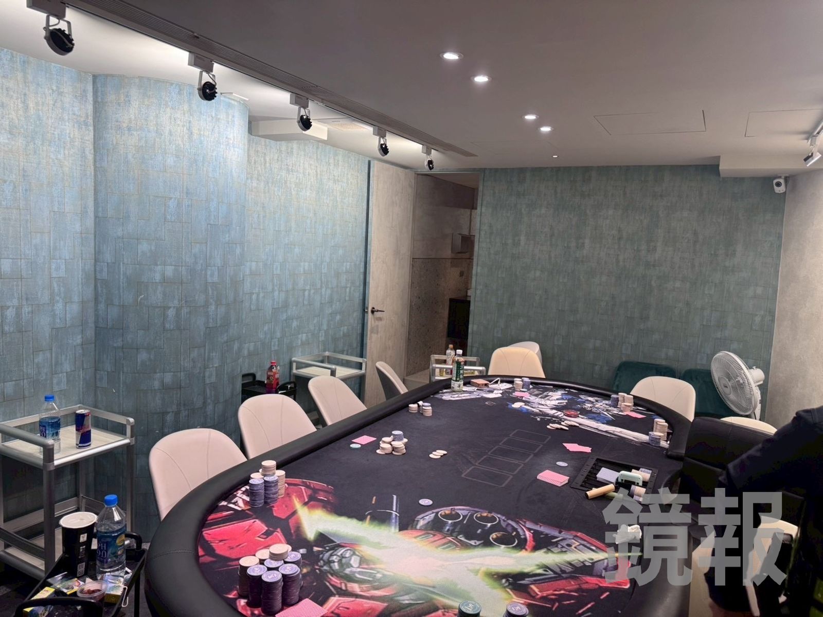 信義區警方接獲線報,有處私人德州撲克賭場暗藏大樓。翻攝畫面