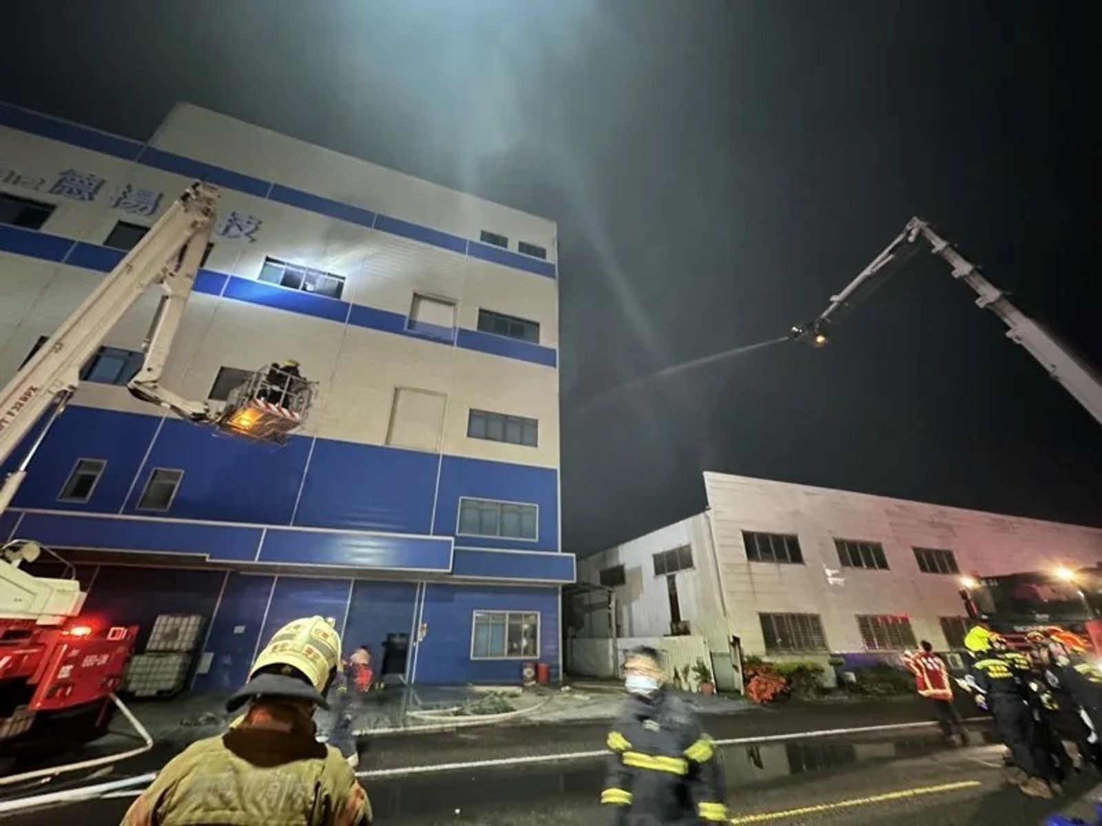 興櫃德揚科技台南廠大火冒毒煙　出動熱顯像空機拍偵測火場