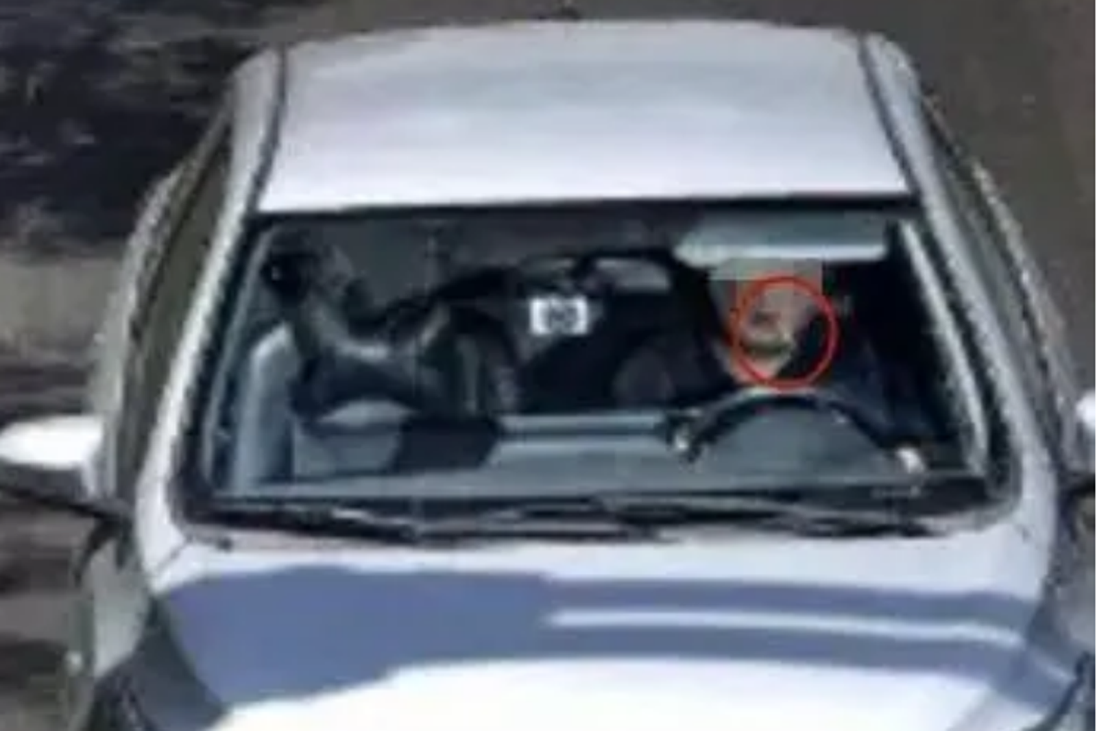 他不滿開車叼牙線棒遭罰「妨礙安全駕駛」！當局：是概括性條款
