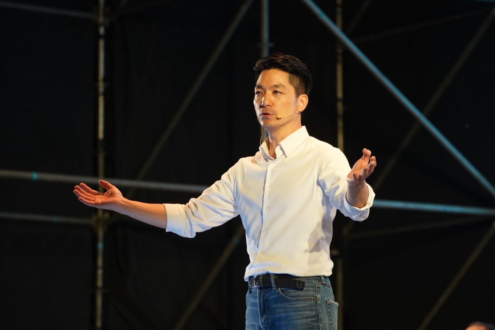 國民黨新竹縣長參選人徐欣瑩今(18日)晚間回到故鄉新豐出席「董事長開講」活動,台北市長蔣萬安出席助講。圖/徐欣瑩辦公室提供