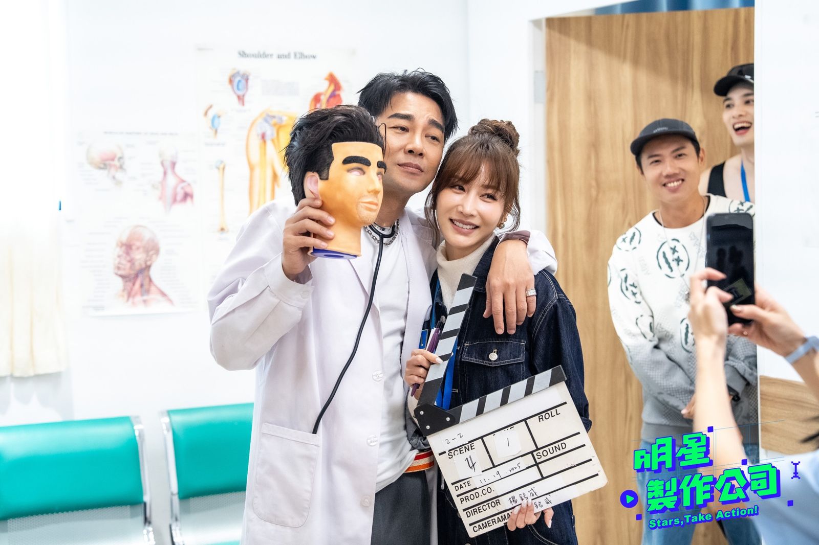 《明星製作公司》曾莞婷邀請謝承均友情客串,謝承均看到熟習的道具表示很驚喜。TVBS提供