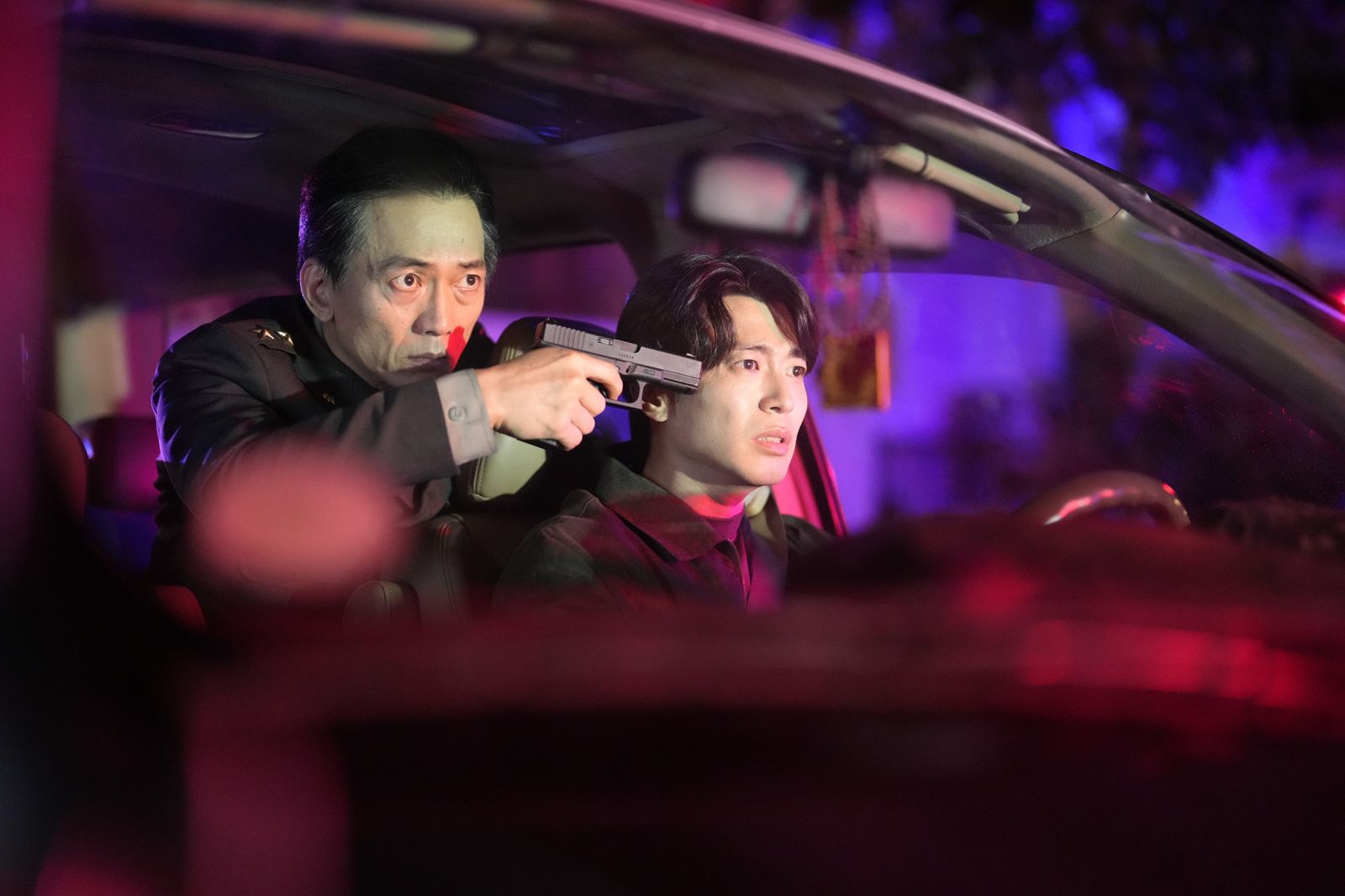 《零日攻擊》侯彥西飾演的國防部官員，遭單承矩持槍指頭。牽猴子提供